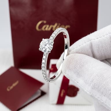 Золотое кольцо-солитер Cartier Étincelle с бриллиантами, бриллиант круглой огранки, паве
