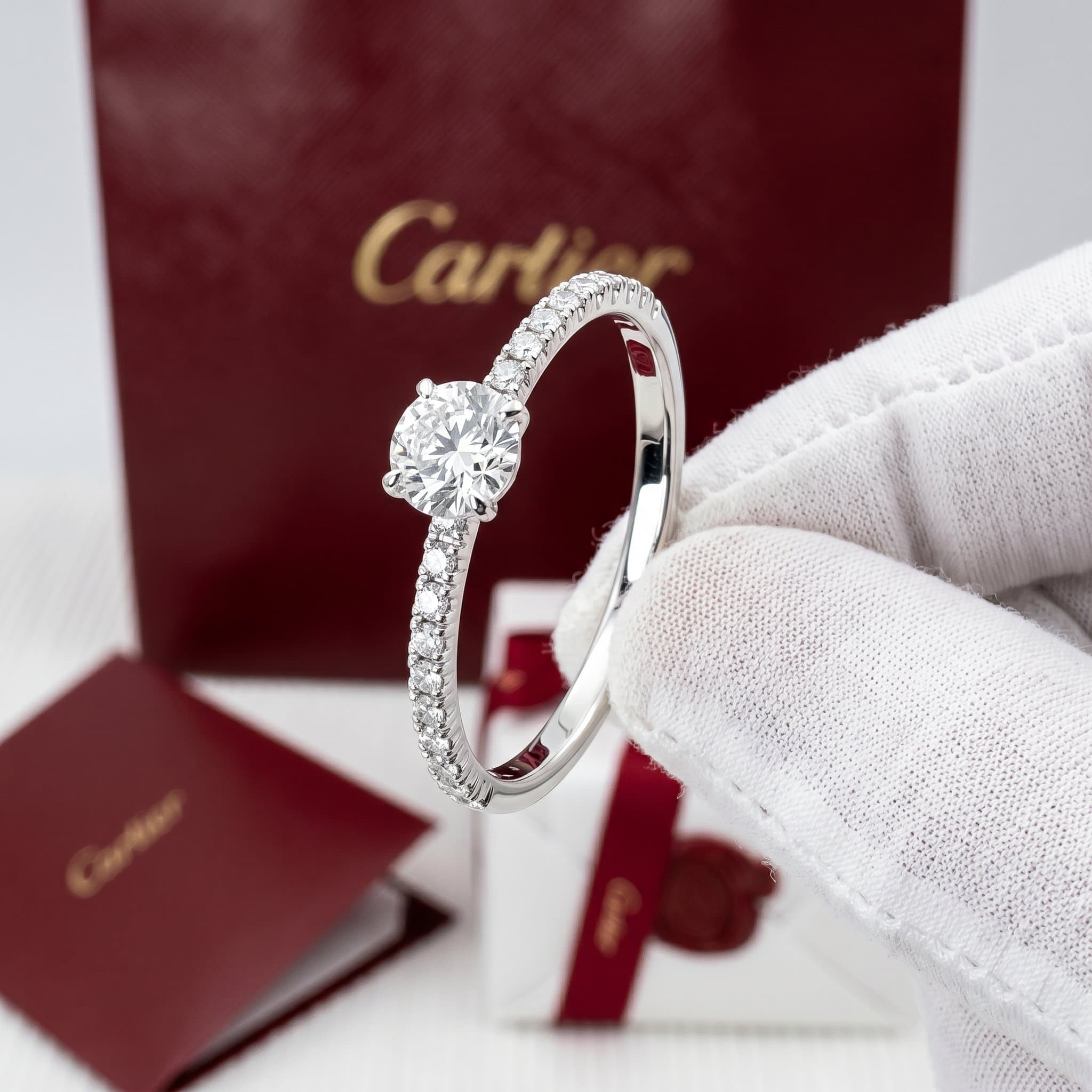 Золотое кольцо-солитер Cartier Étincelle с бриллиантами, бриллиант круглой огранки, паве