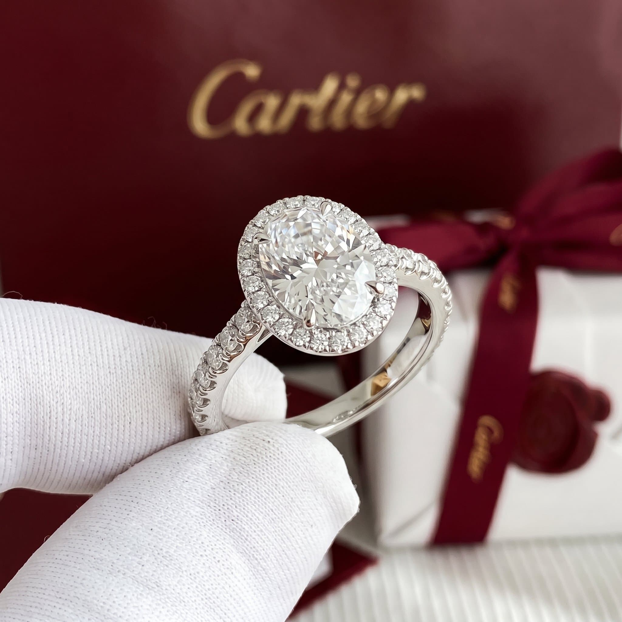 Золотое кольцо-солитер Cartier Destinée с бриллиантами, бриллиант овальной огранки, паве
