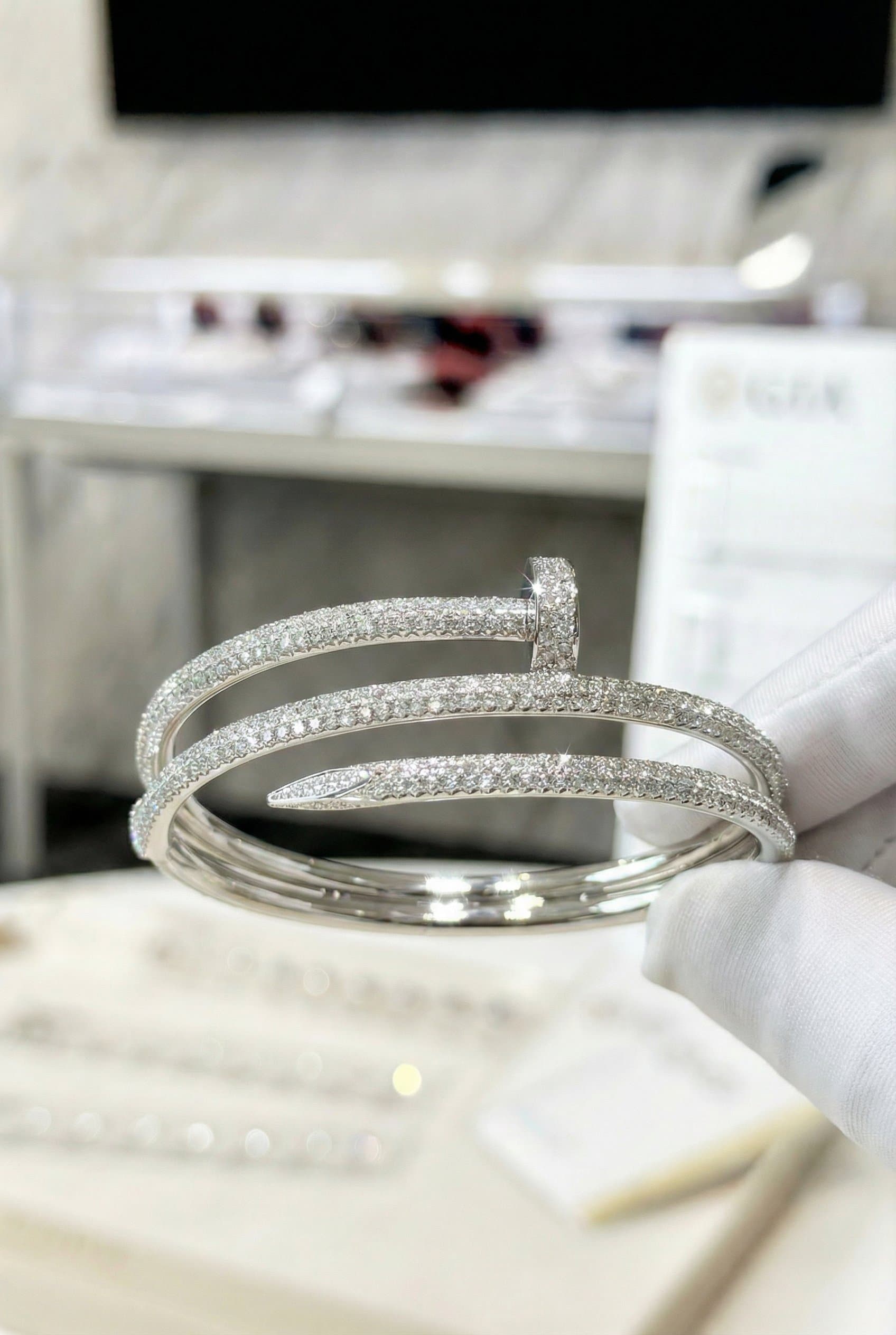 Cartier Золотой браслет Cartier Juste un Clou с бриллиантами