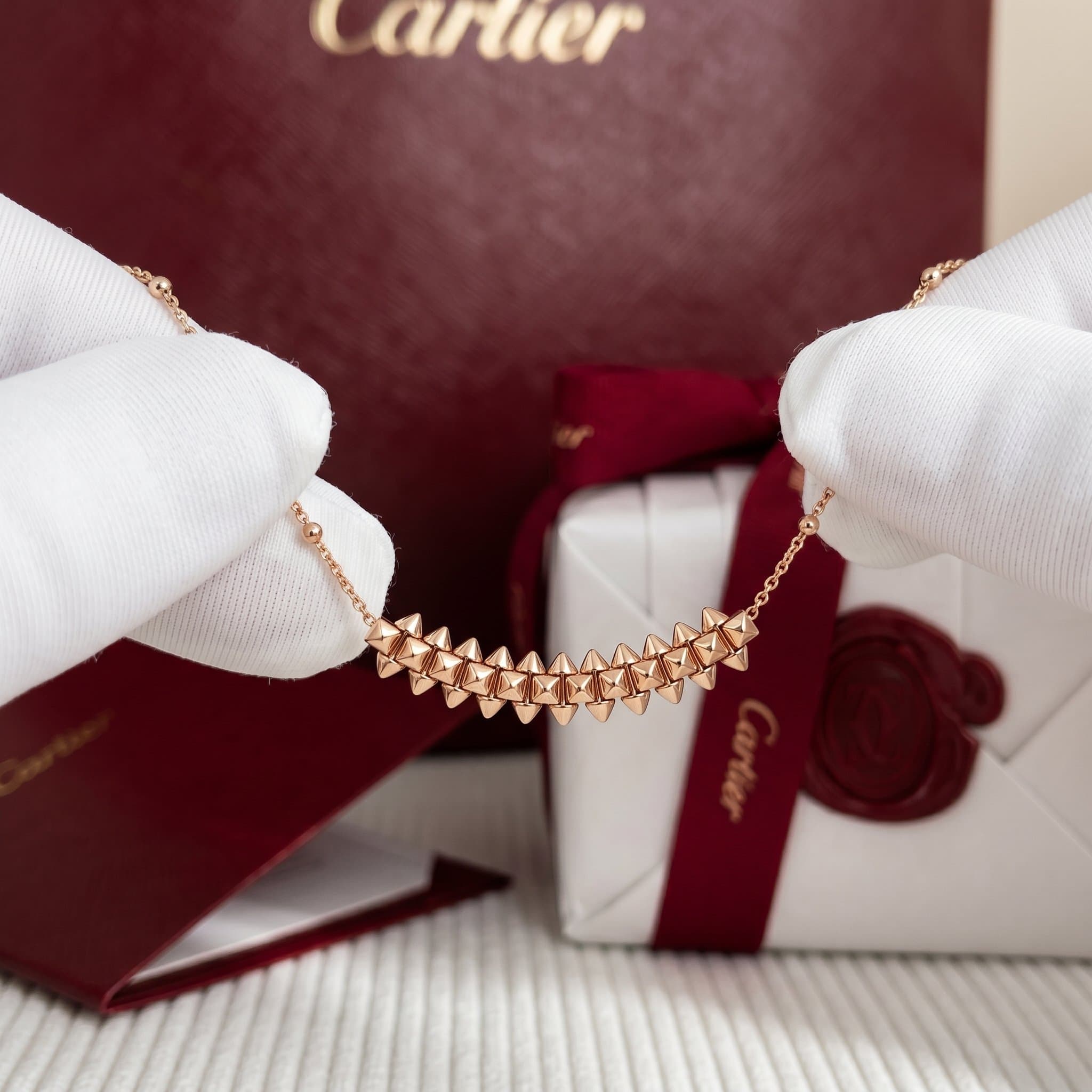 Золотая подвеска Cartier Clash, средняя модель