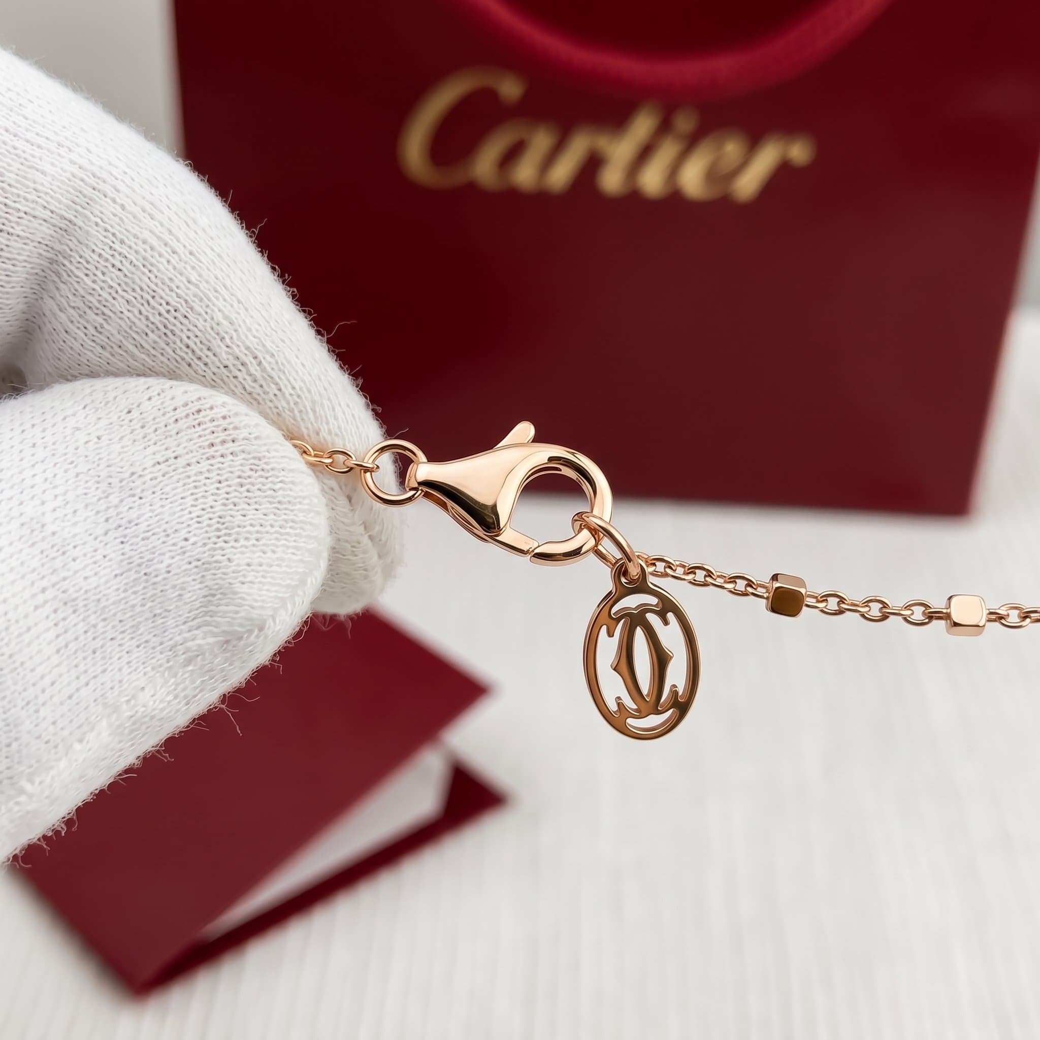 Золотая подвеска Cartier Clash, средняя модель