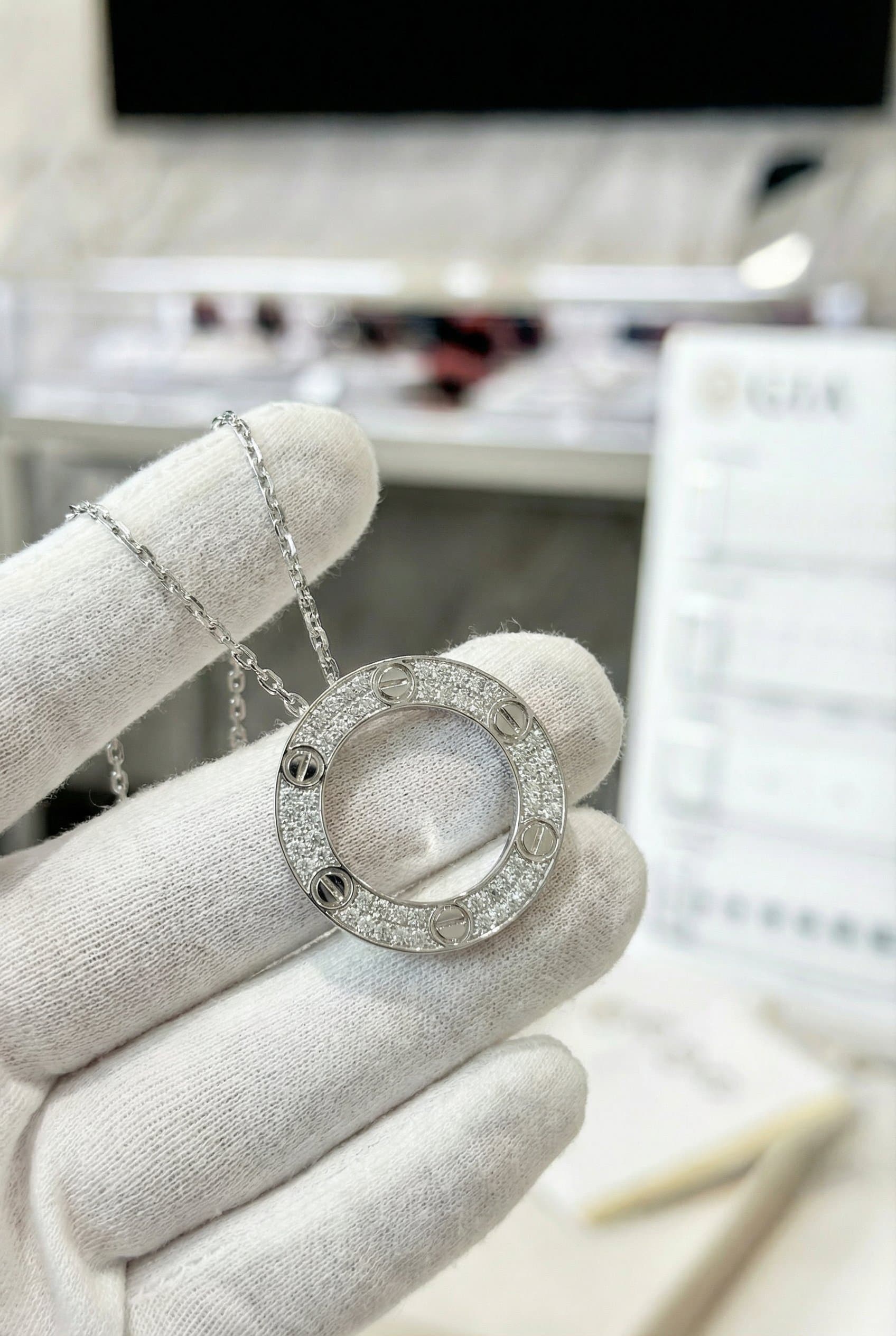 Золотая подвеска Cartier Love с бриллиантами
