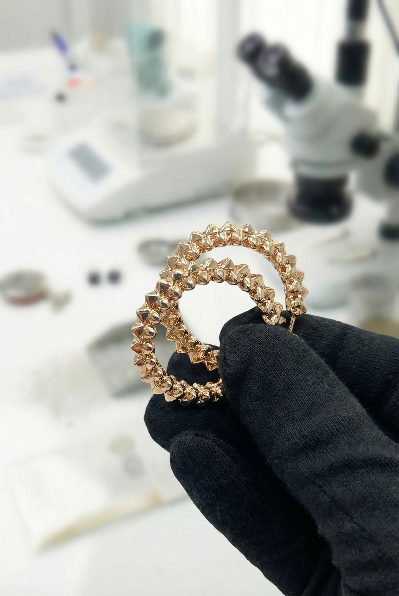 Золотые серьги Cartier Clash de Cartier