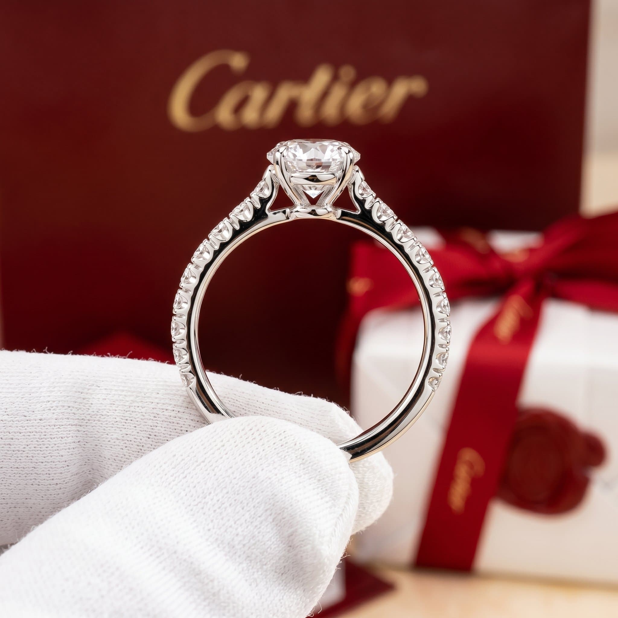 Золотое кольцо-солитер Cartier 1895 с бриллиантами, бриллиант овальной огранки, паве