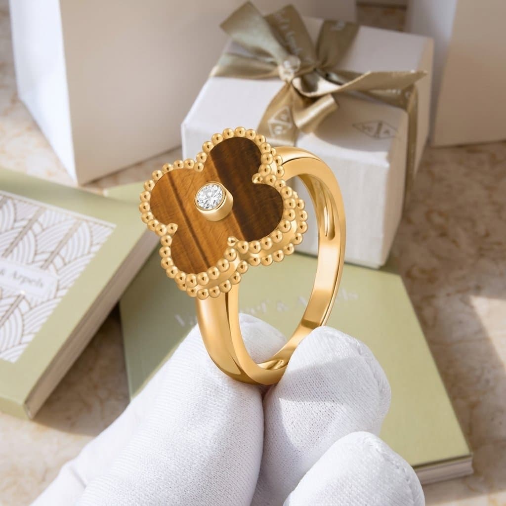 Кольцо Van Cleef & Arpels Vintage Alhambra с тигровым глазом и бриллиантом, Жёлтое золото