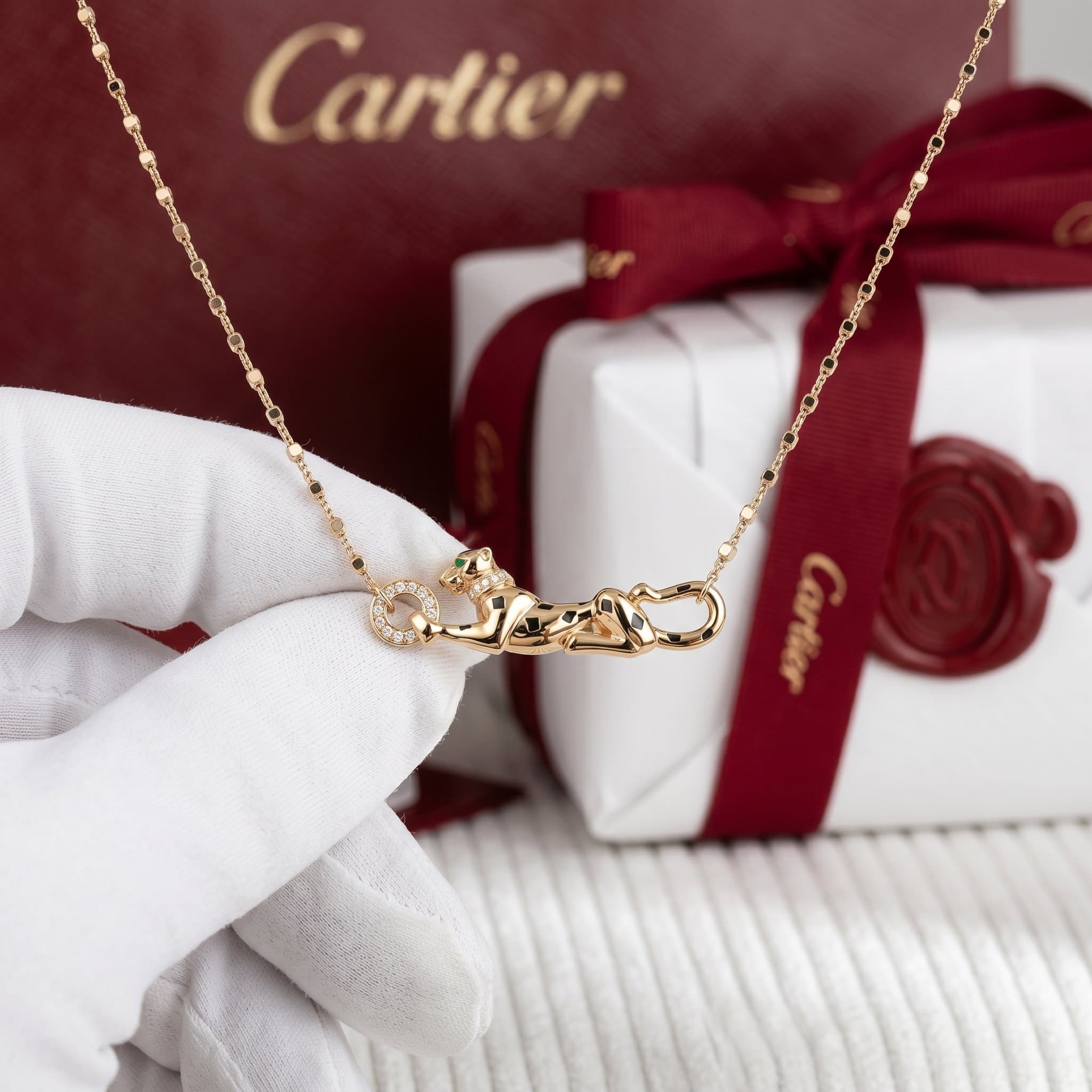 Золотая подвеска Cartier Panthère с бриллиантами