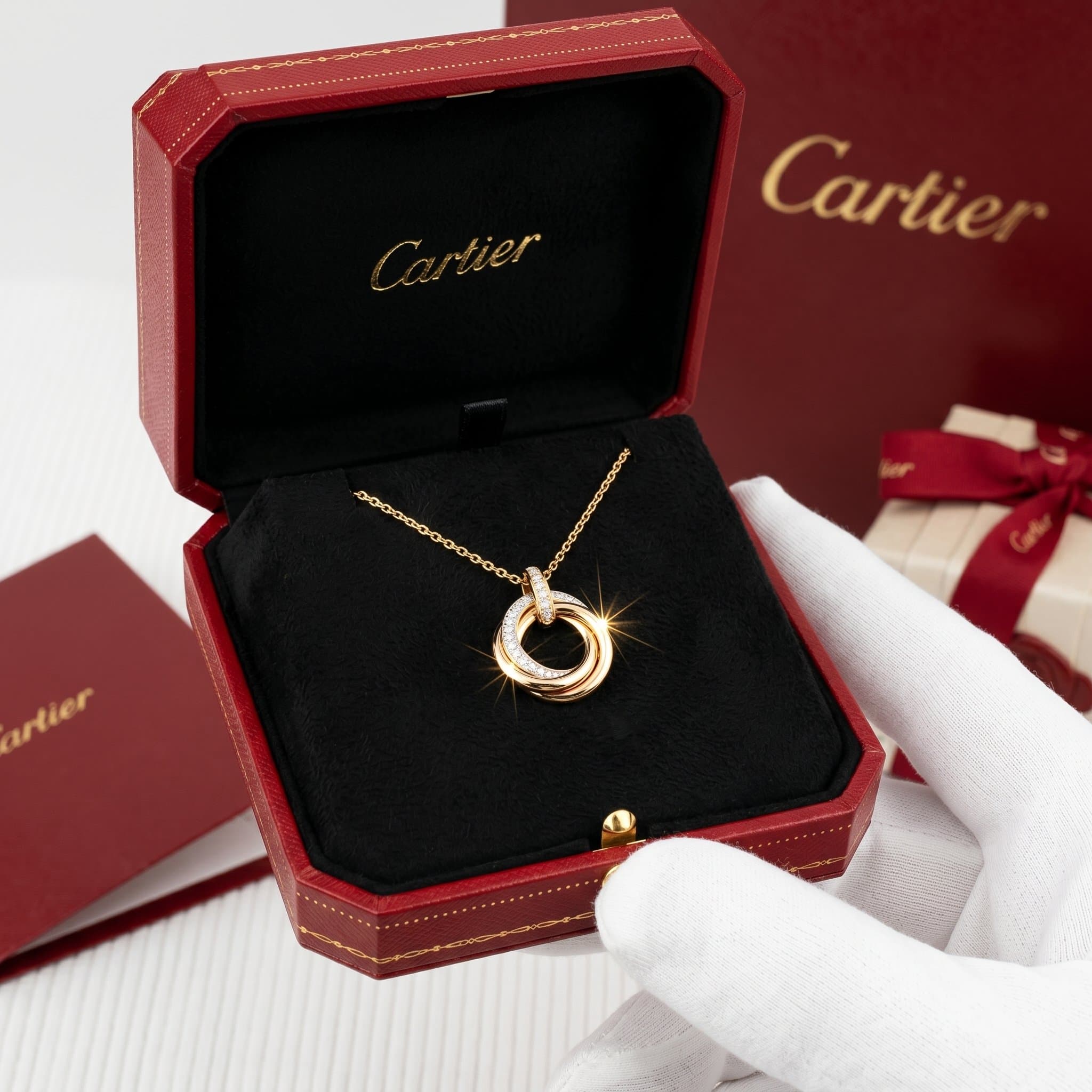 Золотая подвеска Cartier Trinity с бриллиантами, малая модель, частичное паве — фото 2