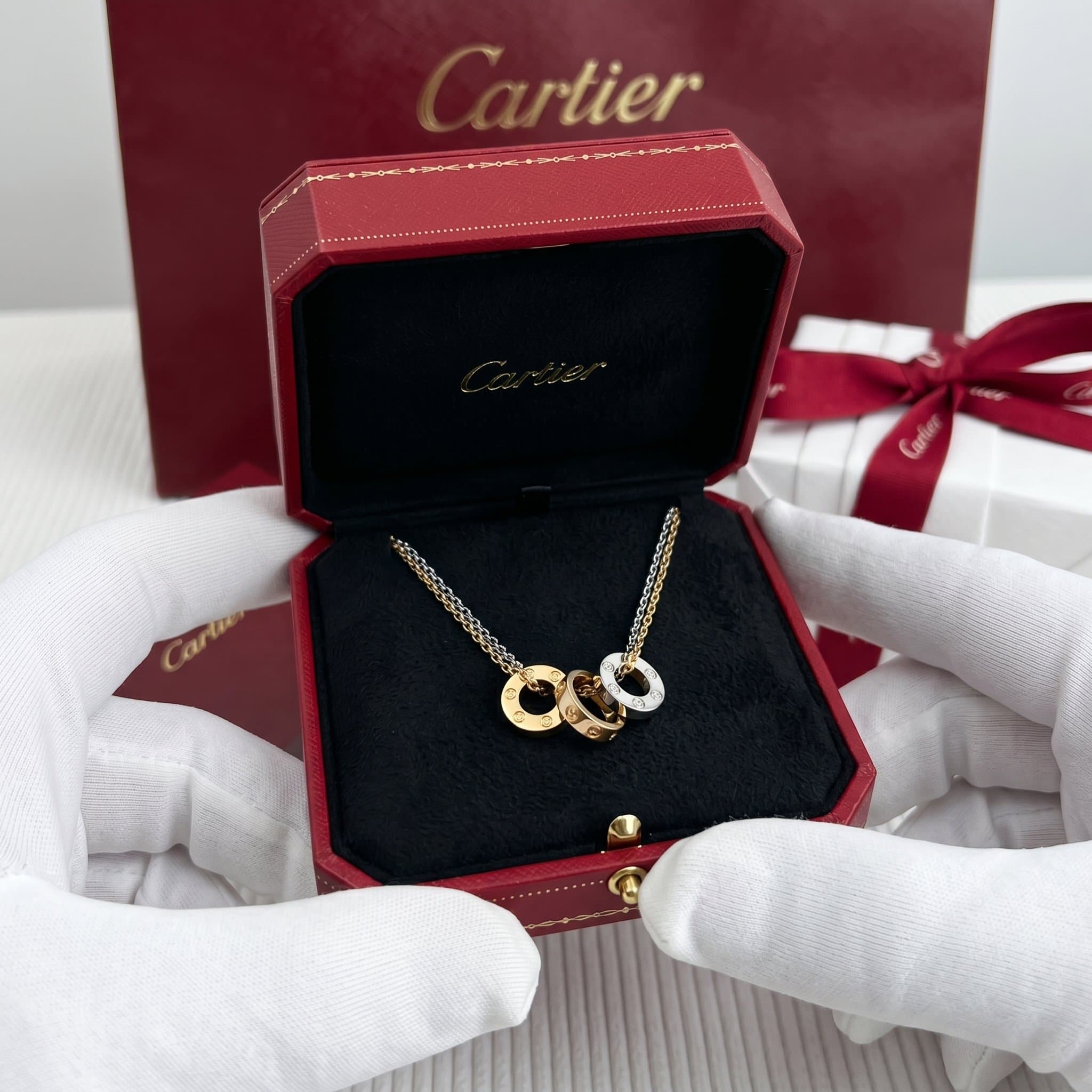 Золотая подвеска Cartier Love с бриллиантами, 6 бриллиантов — фото 3