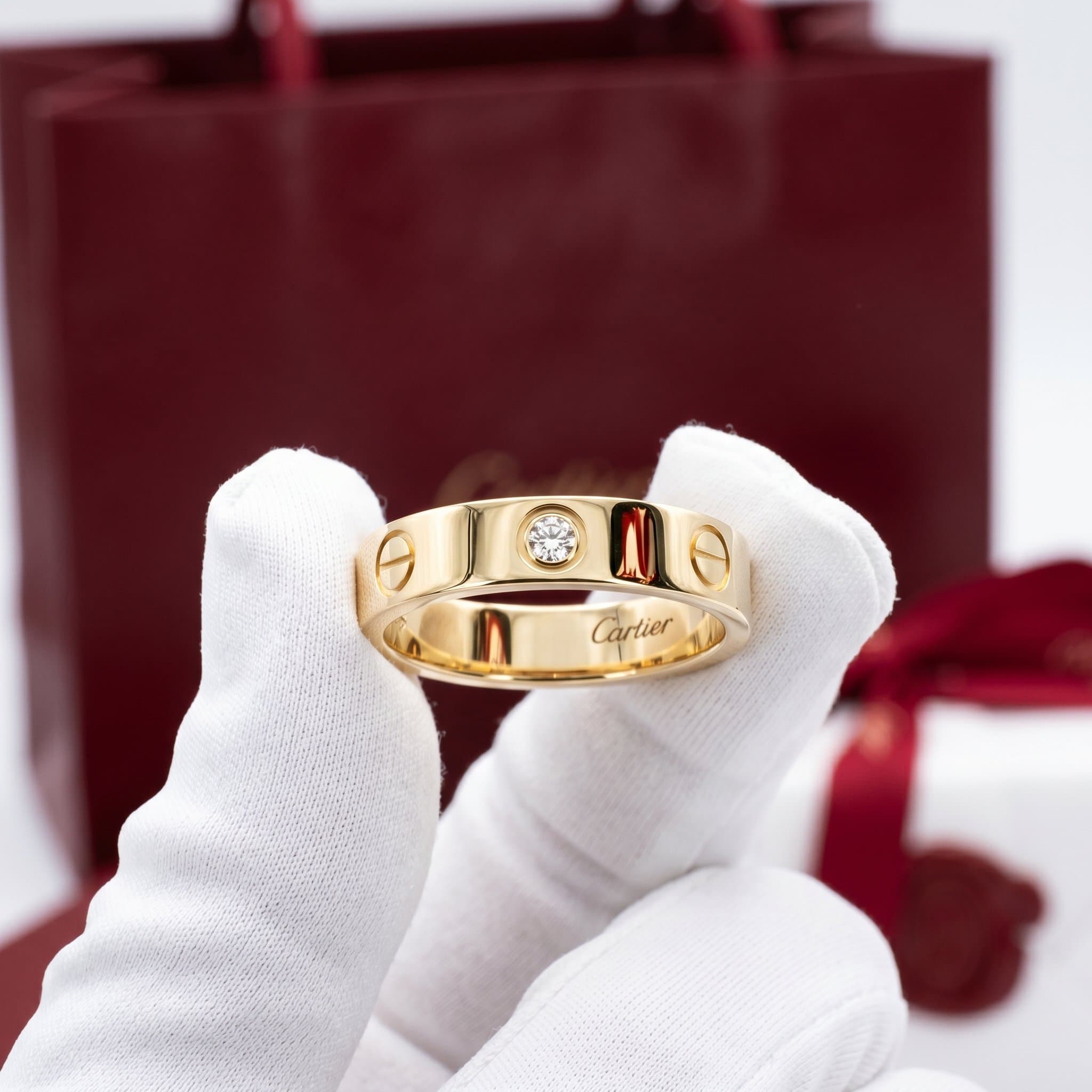 Золотое кольцо Cartier Love с бриллиантами, малая модель, 1 бриллиант, Жёлтое золото