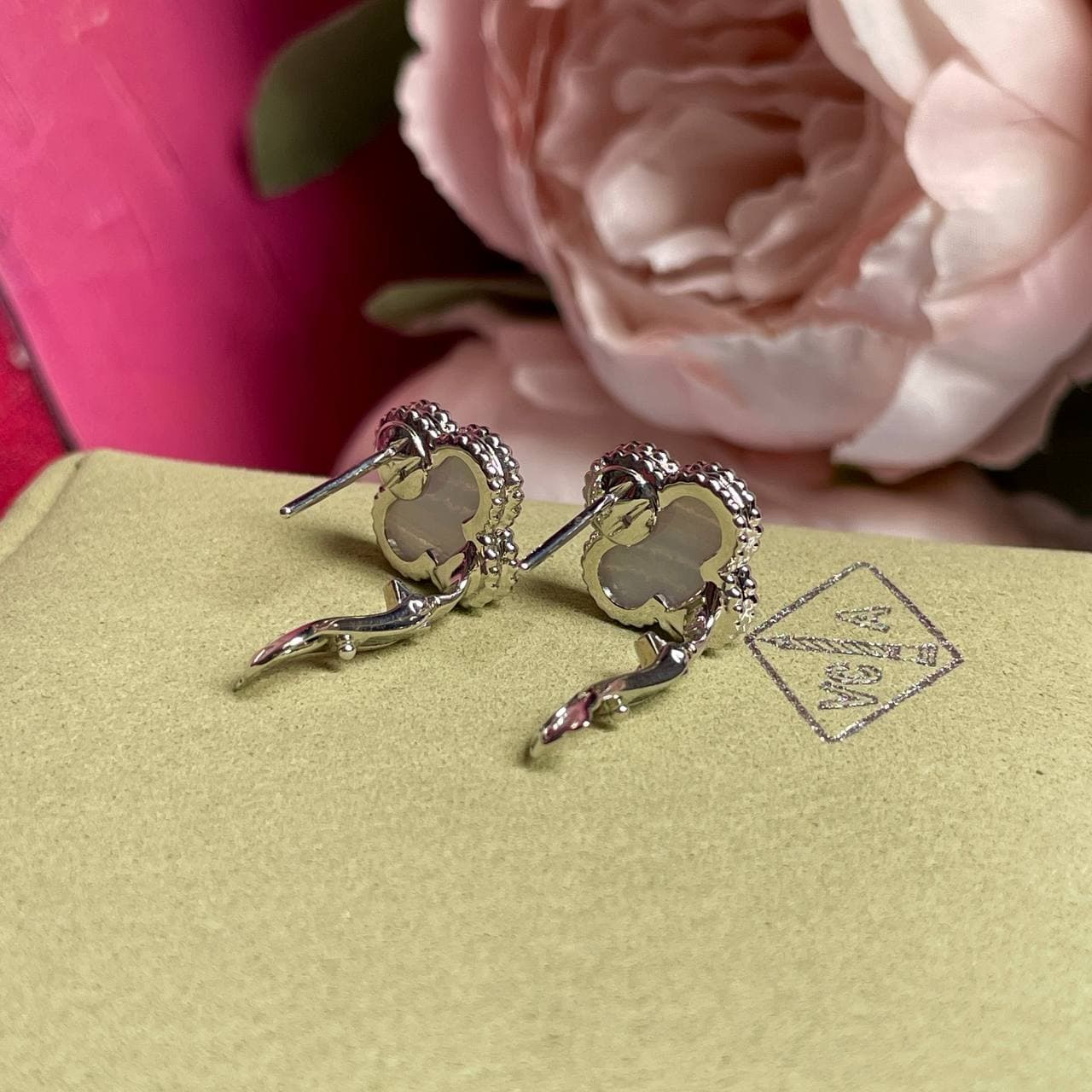 Серьги Van Cleef с халцедоном (белое золото 750)
