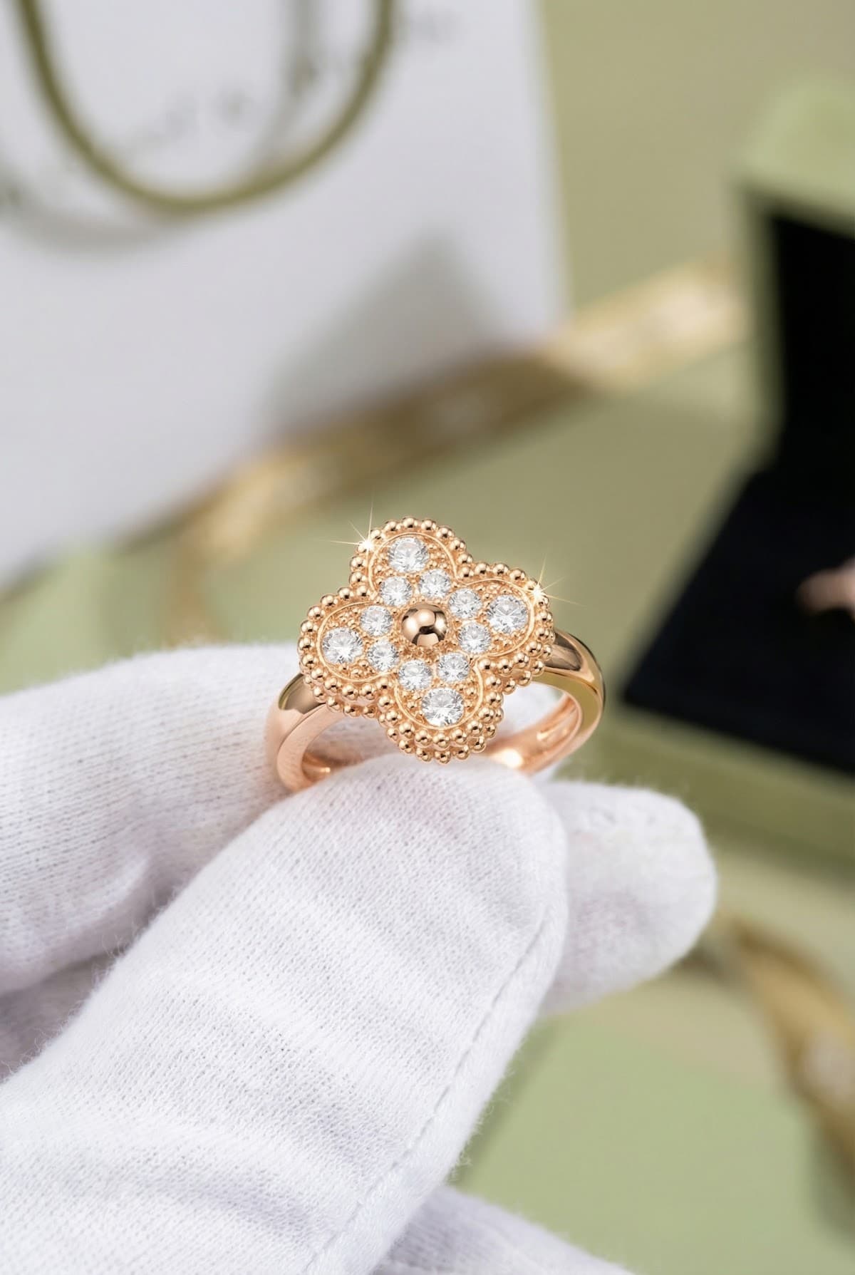 Van Cleef & Arpels Золотое кольцо с бриллиантами Van Cleef Vintage Alhambra