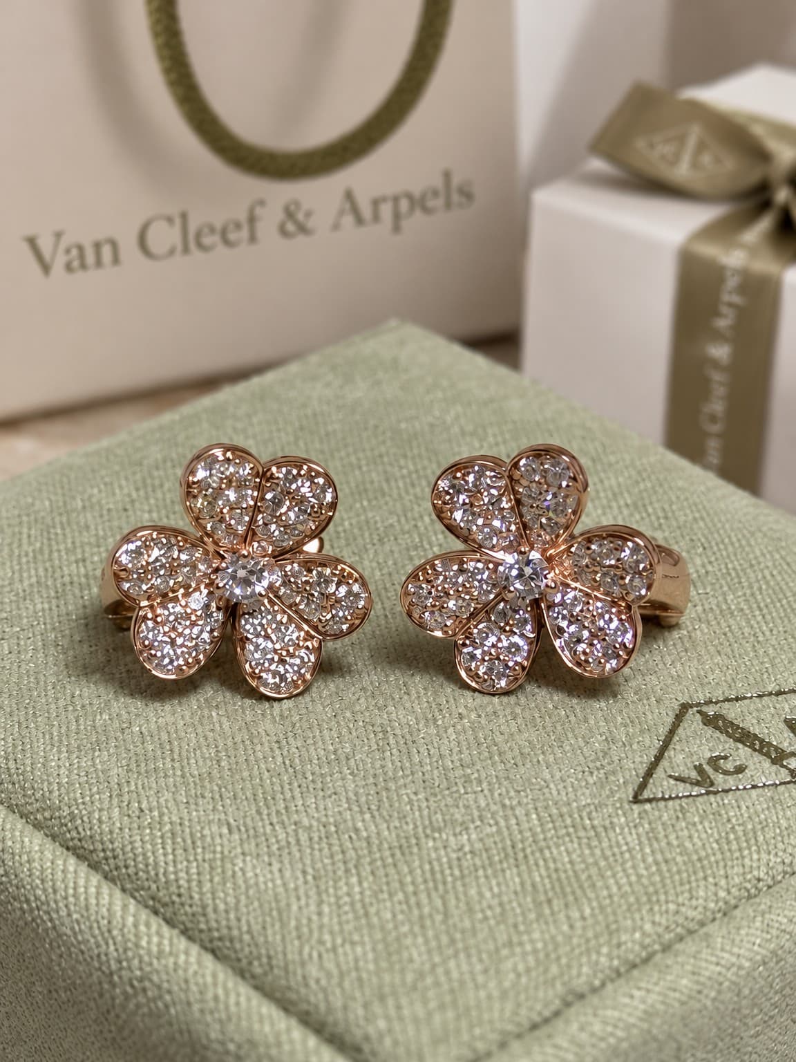 Van Cleef & Arpels Серьги Van Cleef Frivole c бриллиантами
