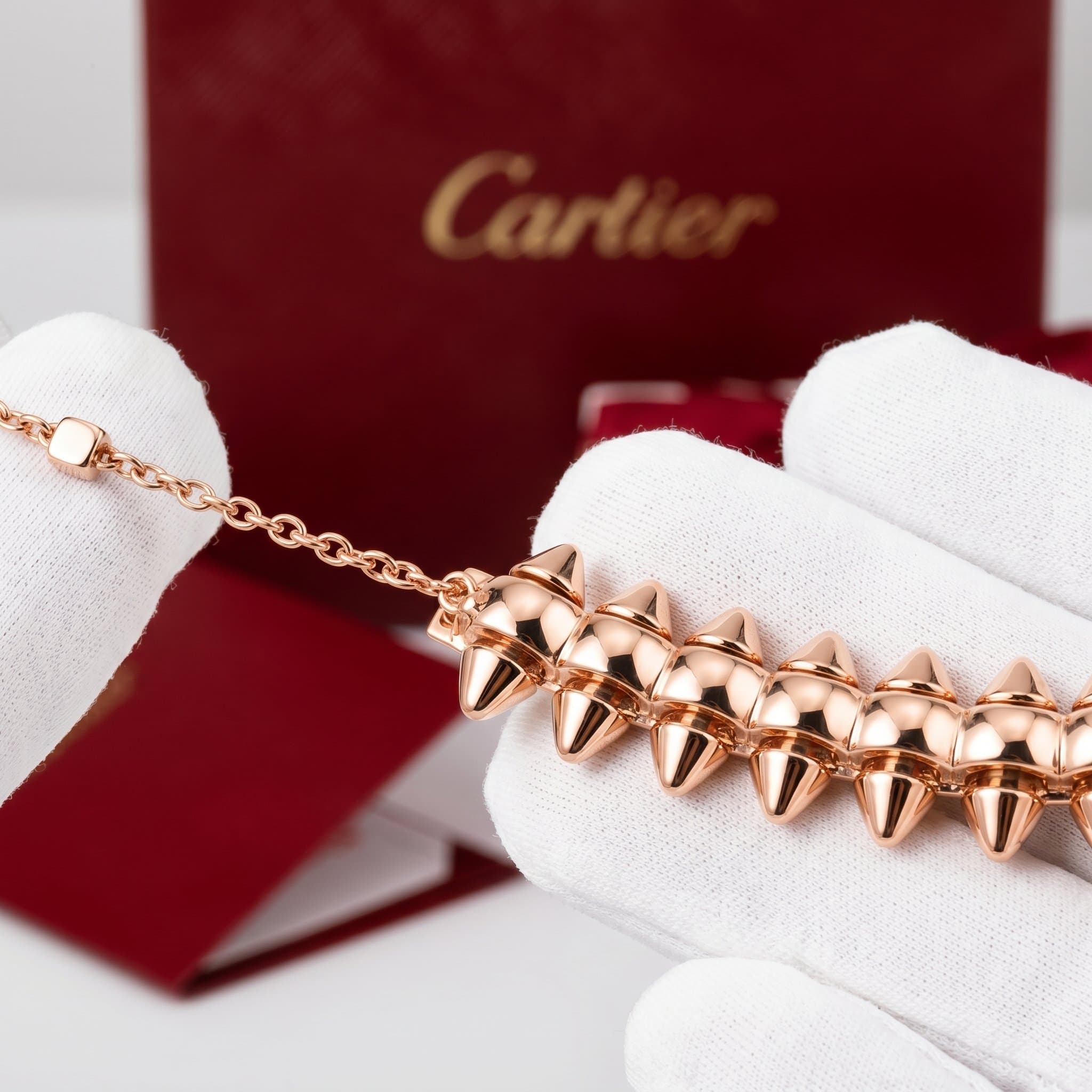 Золотая подвеска Cartier Clash, малая модель
