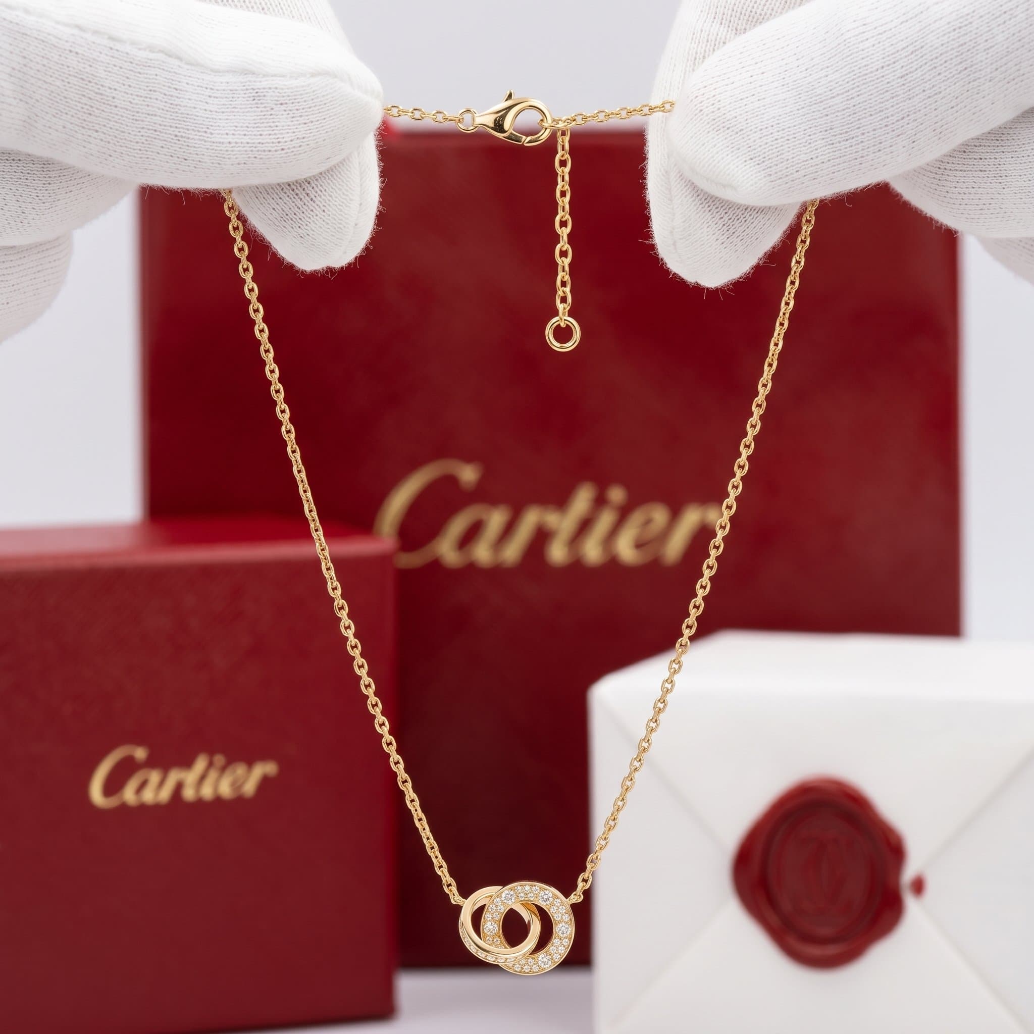 Золотая подвеска Cartier Love с бриллиантами, паве