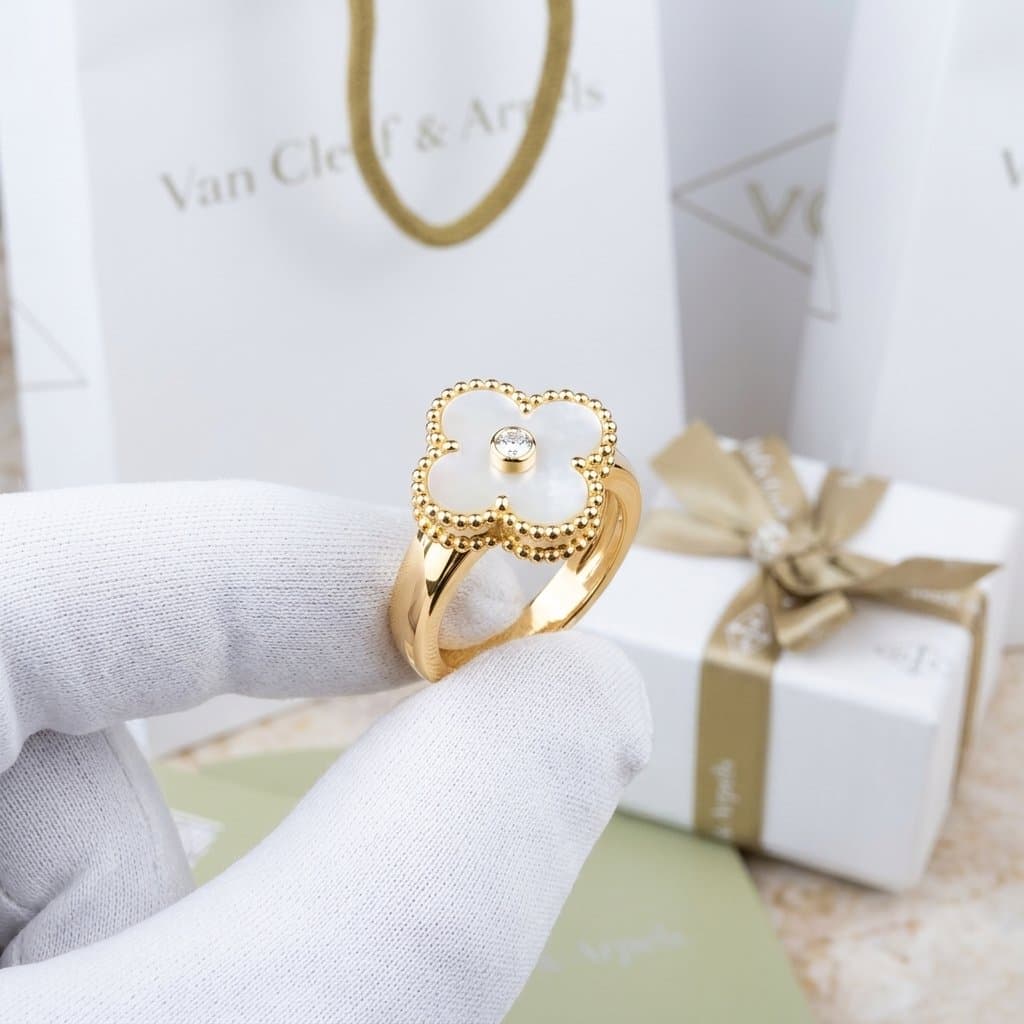 Кольцо Van Cleef & Arpels Vintage Alhambra с бриллиантом и белым перламутром, Жёлтое золото