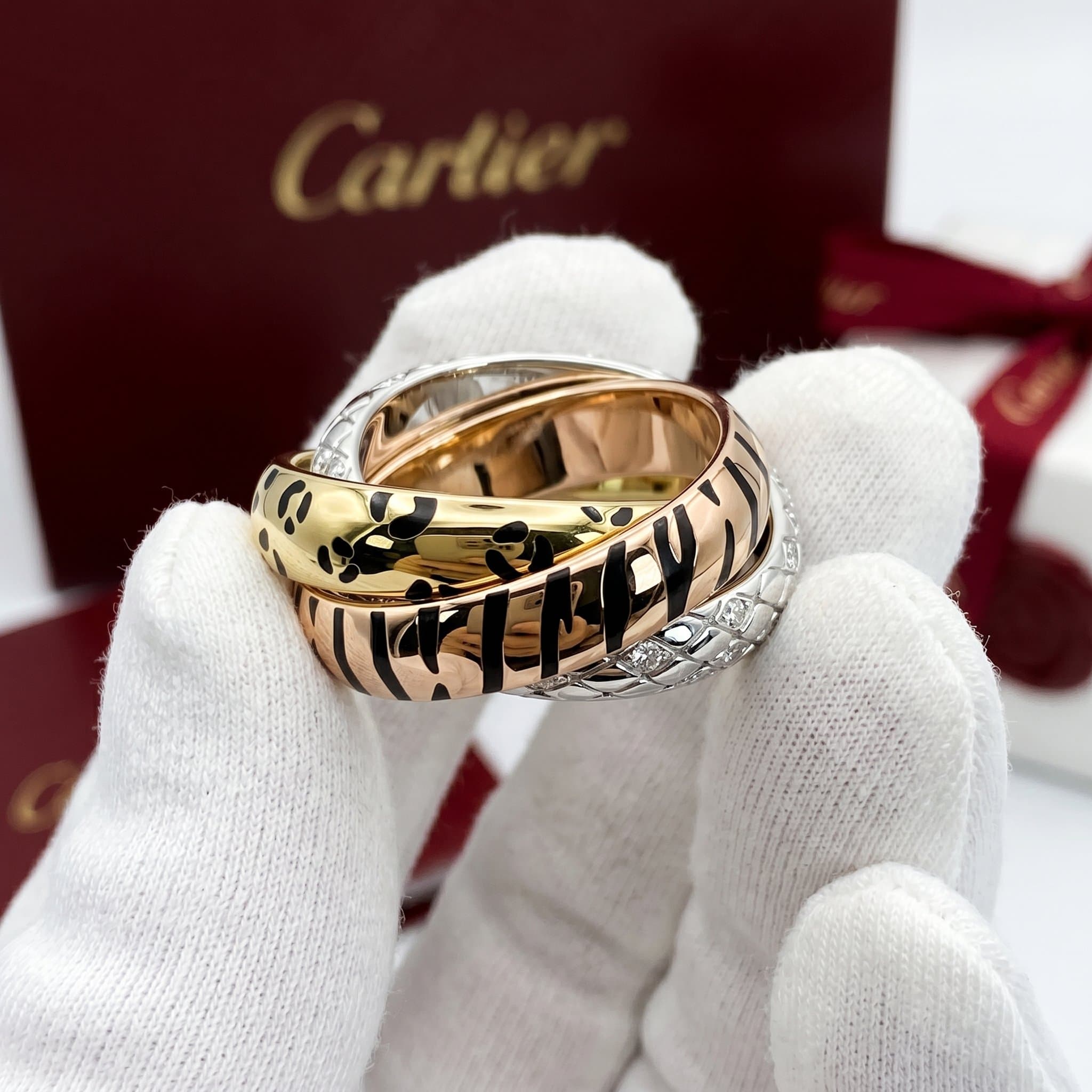 Золотое кольцо Cartier Trinity с бриллиантами, эмаль, частичное паве, Белое и жёлтое золото