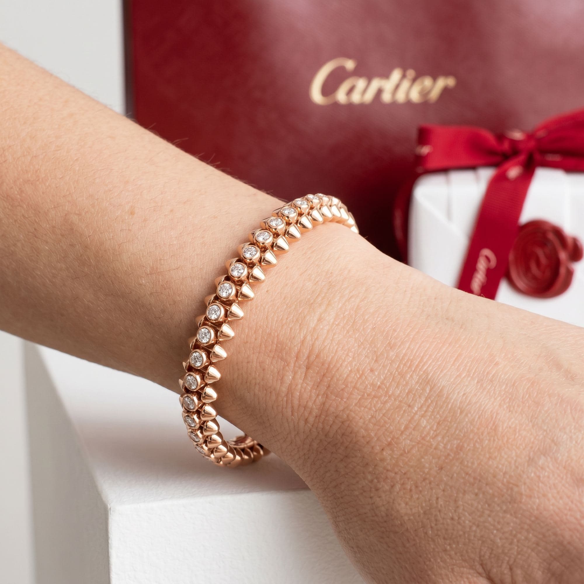 Золотой браслет Cartier Clash с бриллиантами, средняя модель