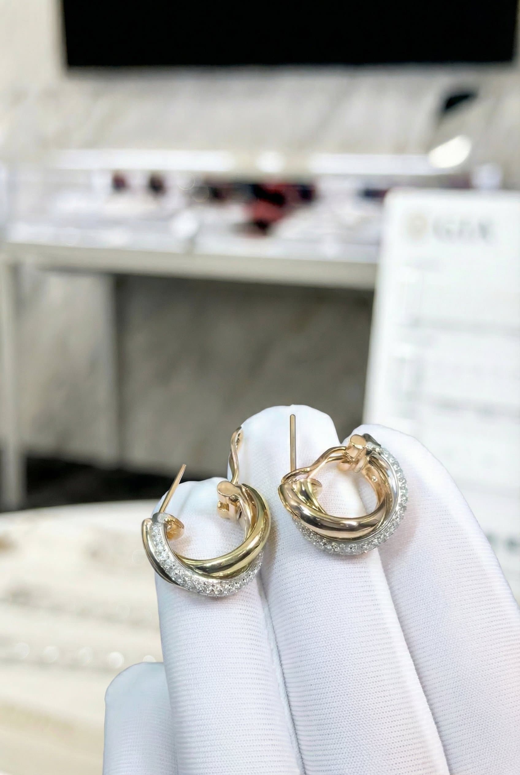 Золотые серьги Cartier Trinity с бриллиантами