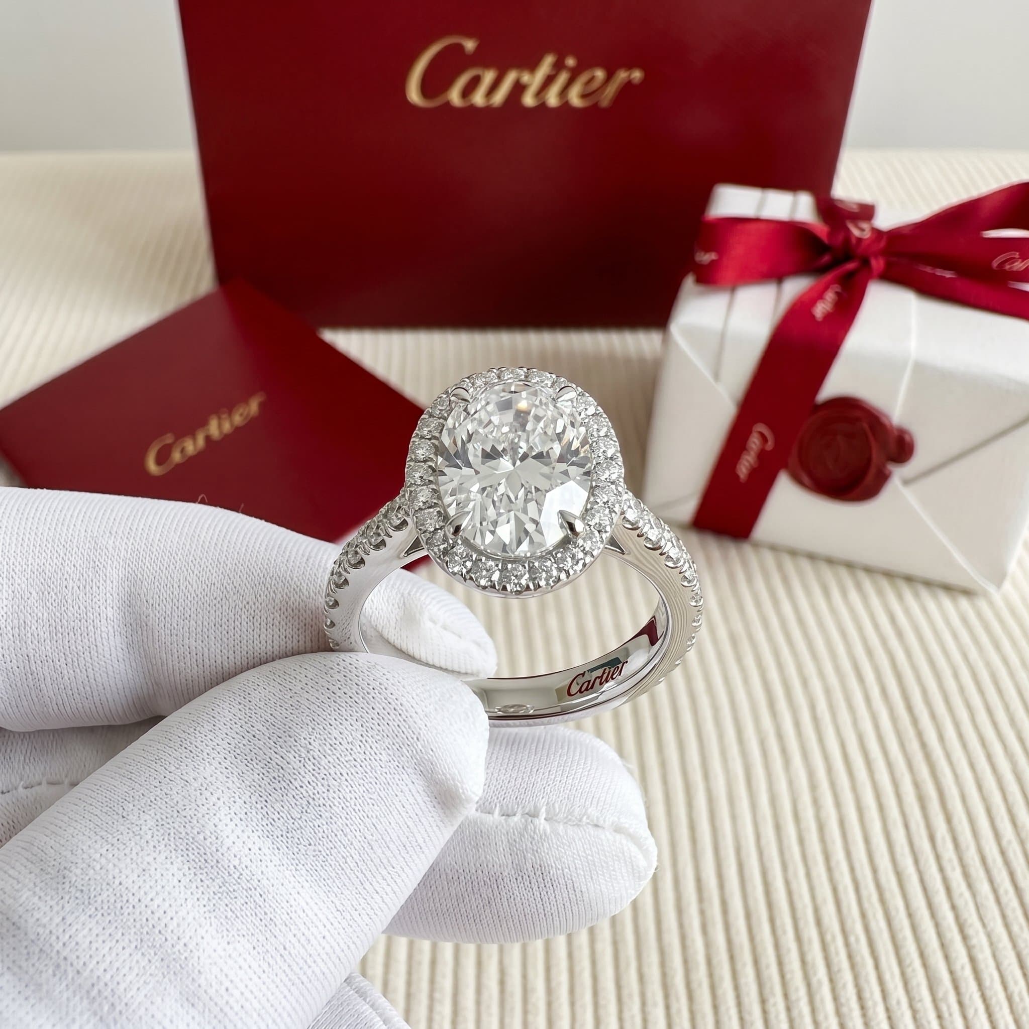 Золотое кольцо-солитер Cartier Destinée с бриллиантами, бриллиант овальной огранки, паве