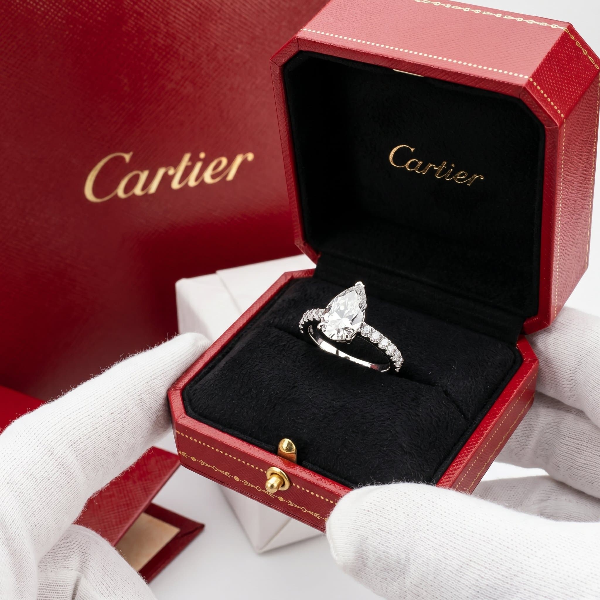 Золотое кольцо-солитер Cartier 1895 с бриллиантами, бриллиант грушевидной огранки, паве — фото 3