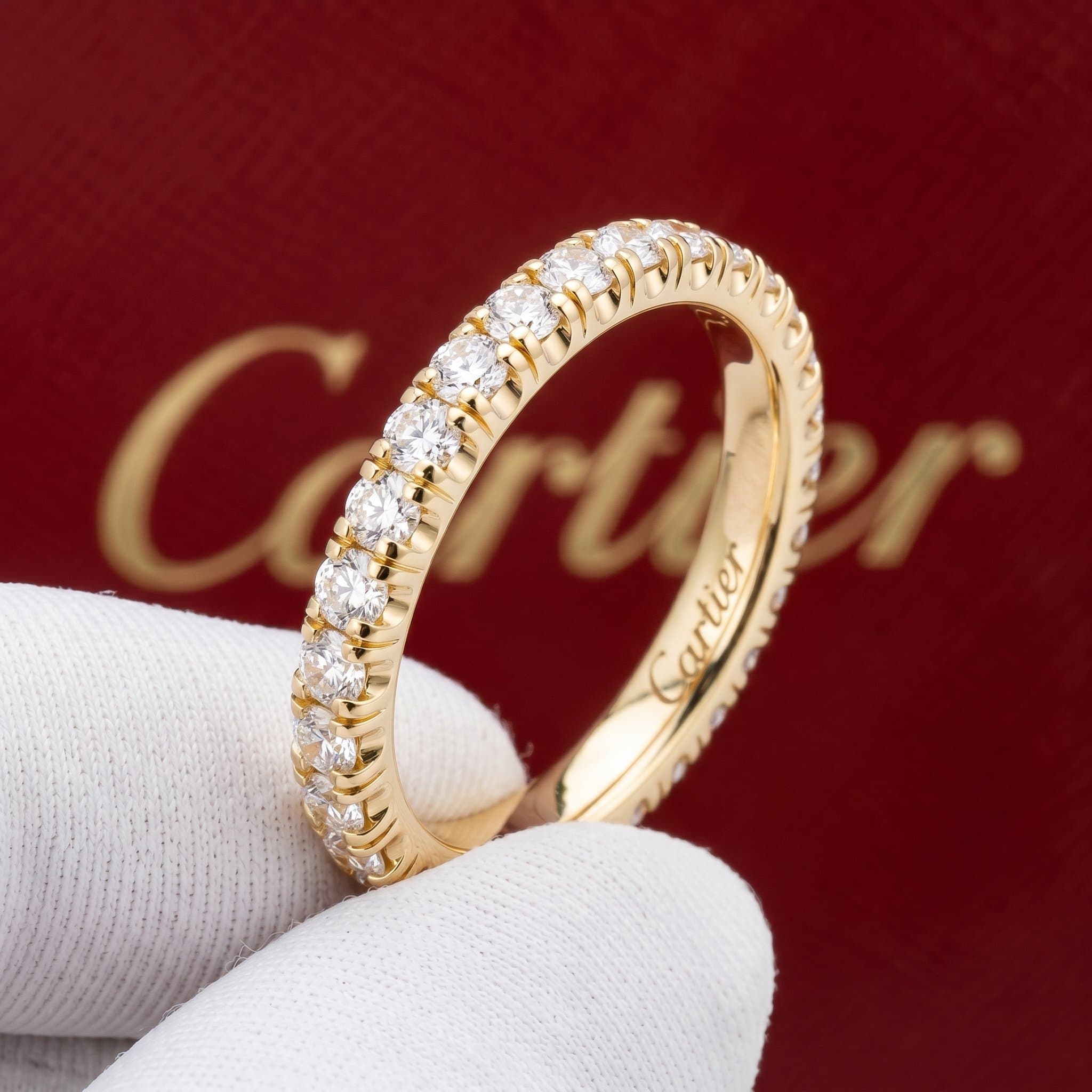 Золотое обручальное кольцо Cartier Étincelle с бриллиантами, ширина 2 мм, паве