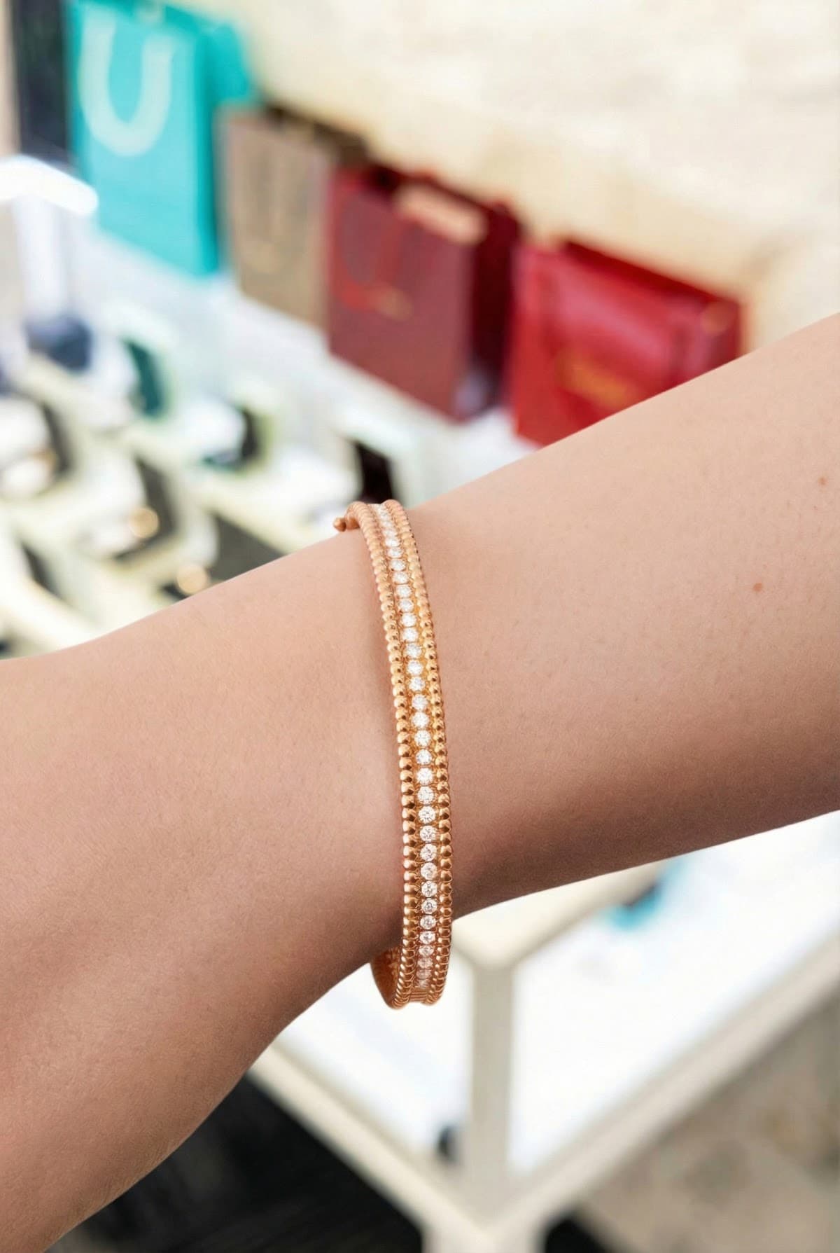 Золотой браслет с бриллиантами Van Cleef Perlée, 1 ряд