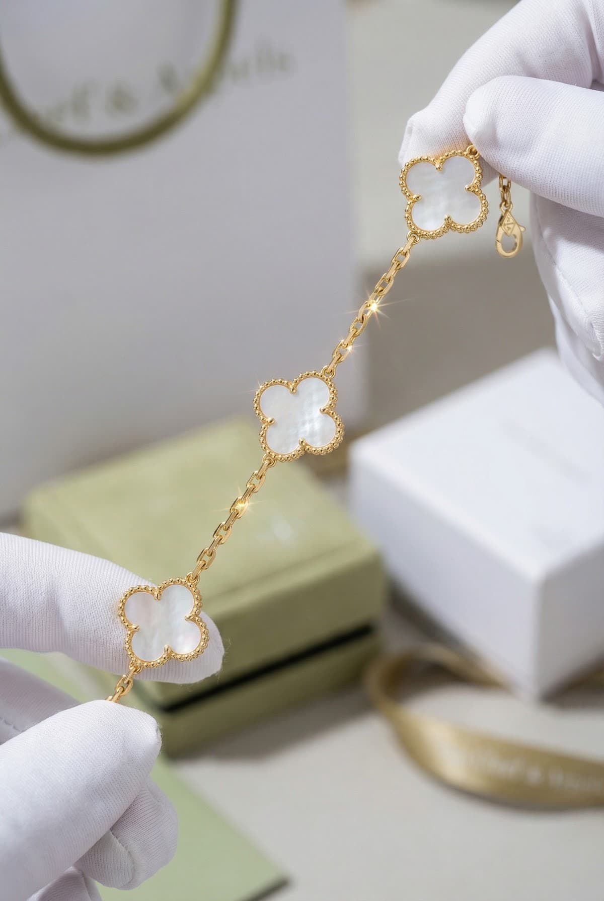 Золотой браслет Van Cleef Vintage Alhambra с перламутром, Жёлтое золото