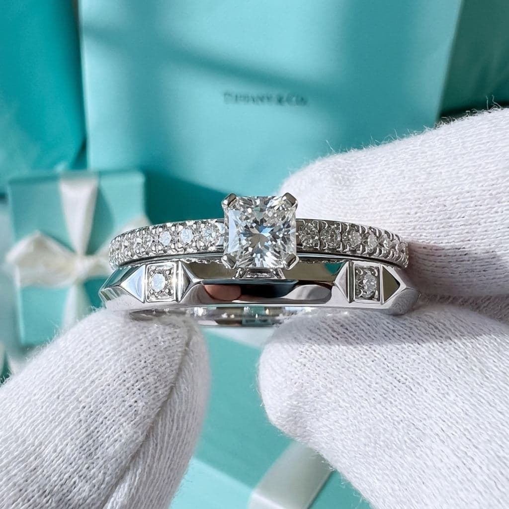 Кольцо Tiffany True с бриллиантом и платиновой дорожкой