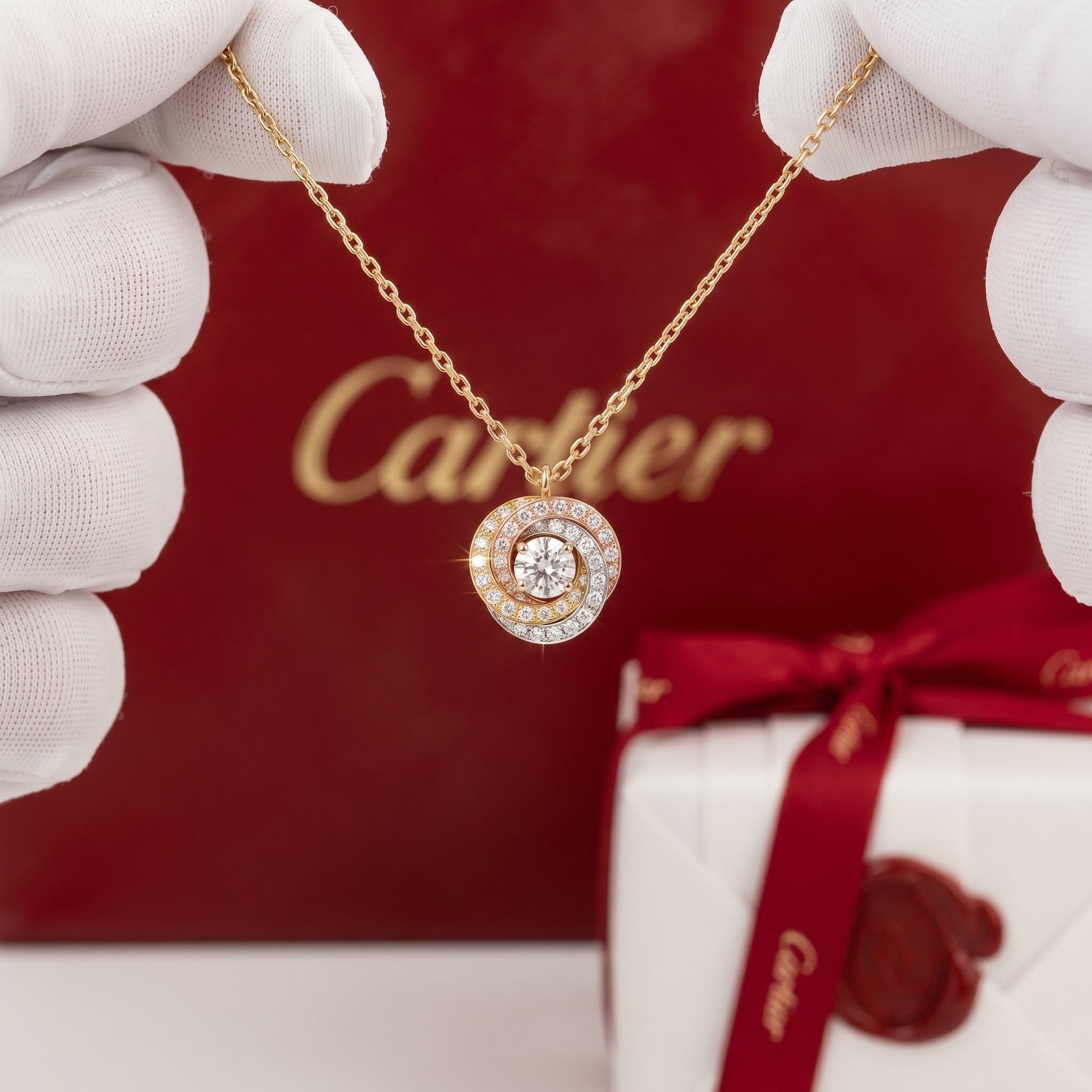 Золотая подвеска Cartier Trinity с бриллиантами, 1 бриллиант, паве — фото 3