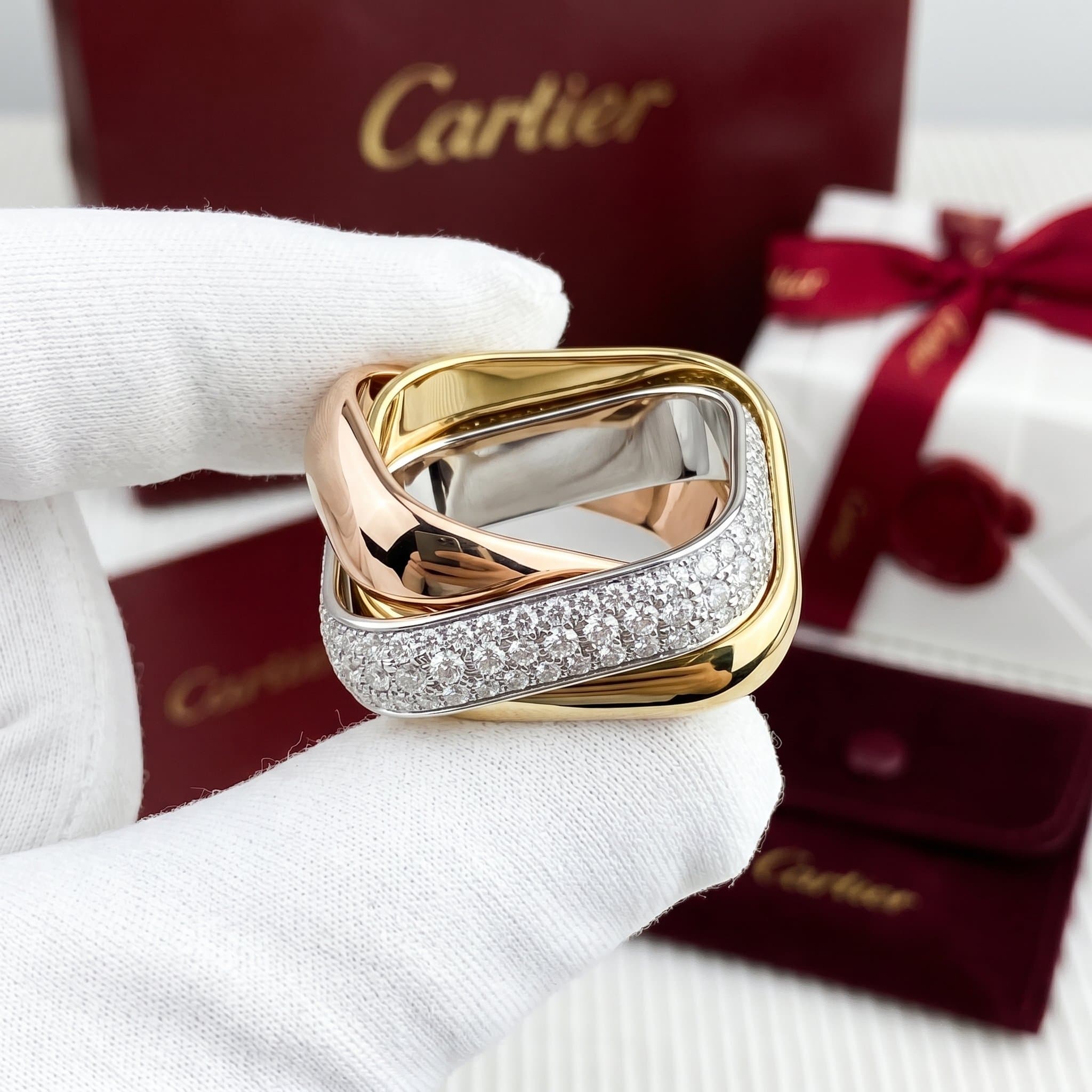 Золотое кольцо Cartier Trinity с бриллиантами, форма кушон, крупная модель, частичное паве — фото 2