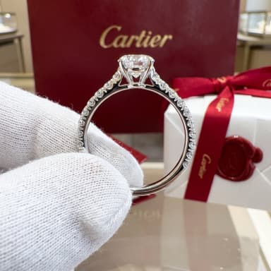 Золотое кольцо-солитер Cartier 1895 с бриллиантами, бриллиант круглой огранки, паве