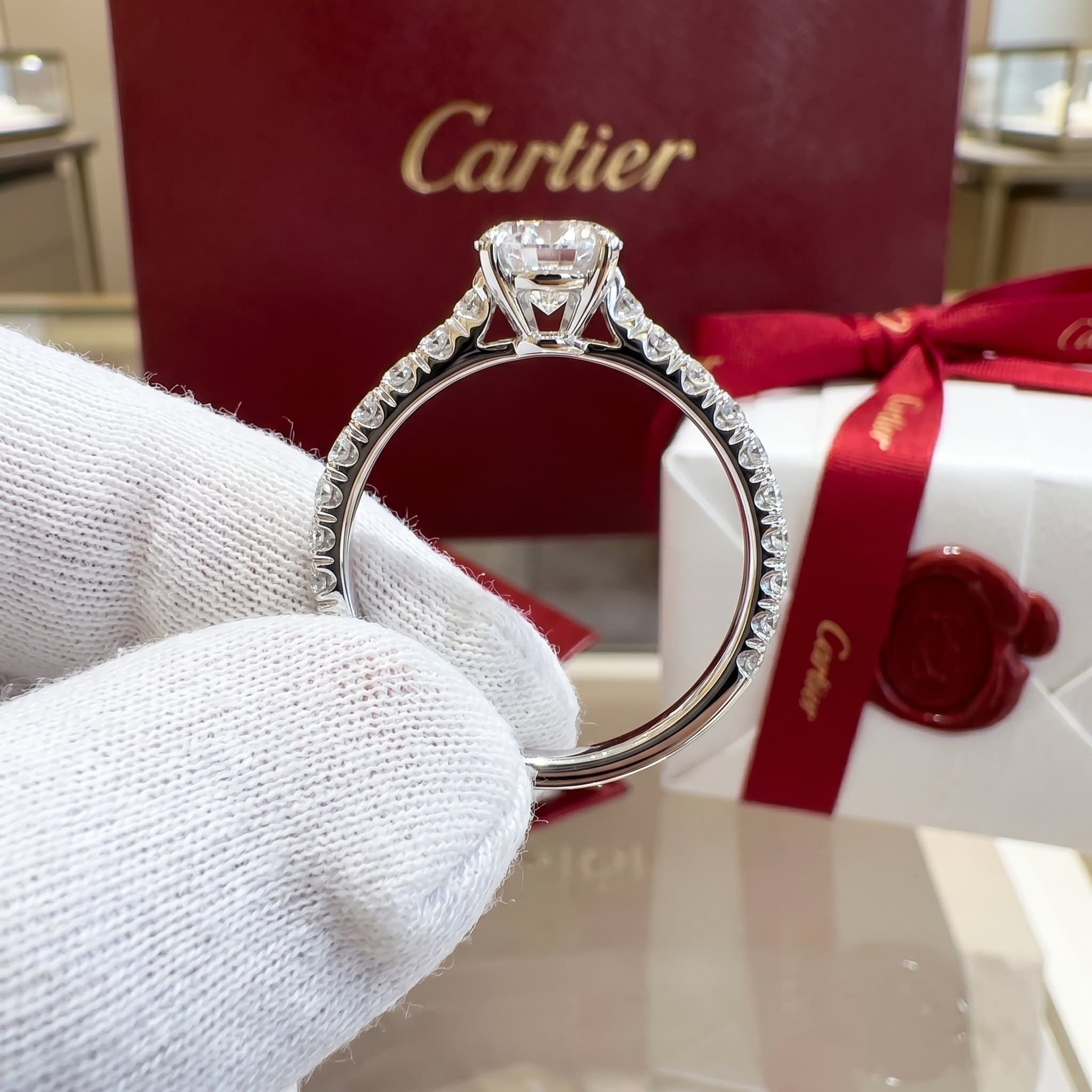 Золотое кольцо-солитер Cartier 1895 с бриллиантами, бриллиант круглой огранки, паве