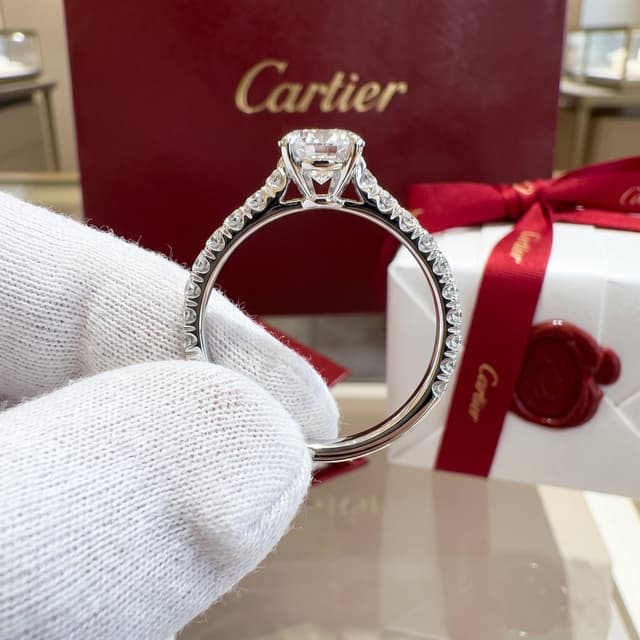 Cartier Золотое кольцо-солитер Cartier 1895 с бриллиантами, бриллиант круглой огранки, паве