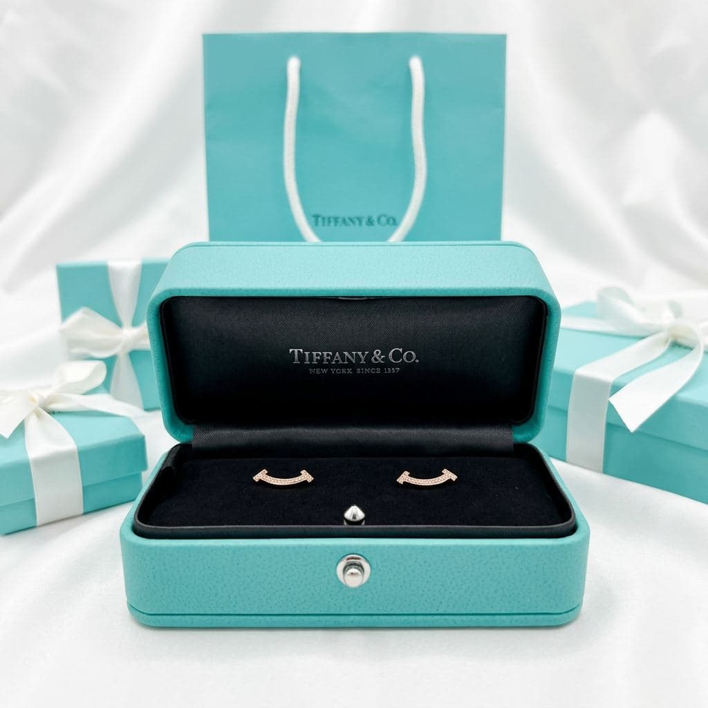 Tiffany T — мини-серьги Smile из розового золота с бриллиантами — фото 2