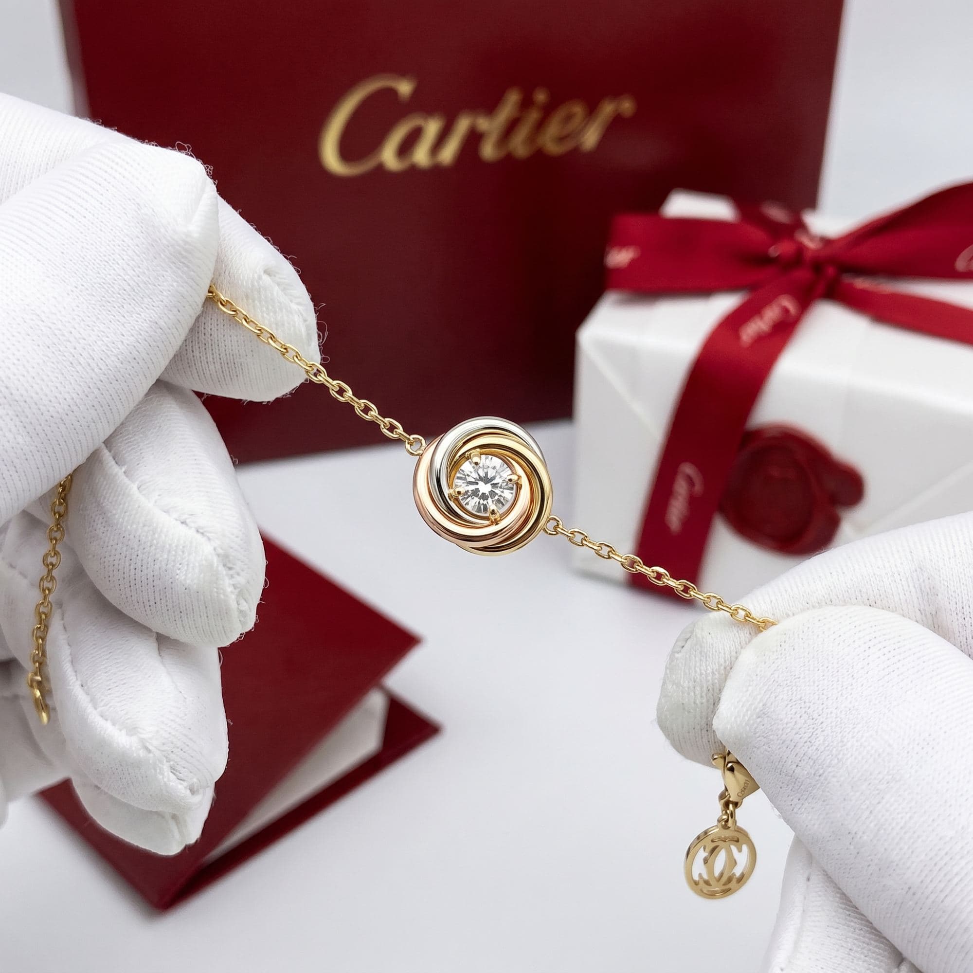 Золотой браслет Cartier Trinity с бриллиантами, на цепочке, 1 бриллиант — фото 2