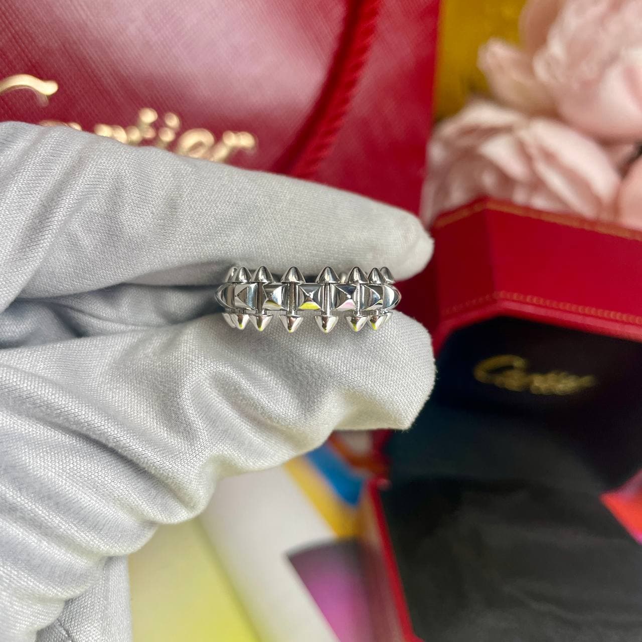 Кольцо Cartier Clash средняя модель 8 мм (белое золото 585) — фото 2