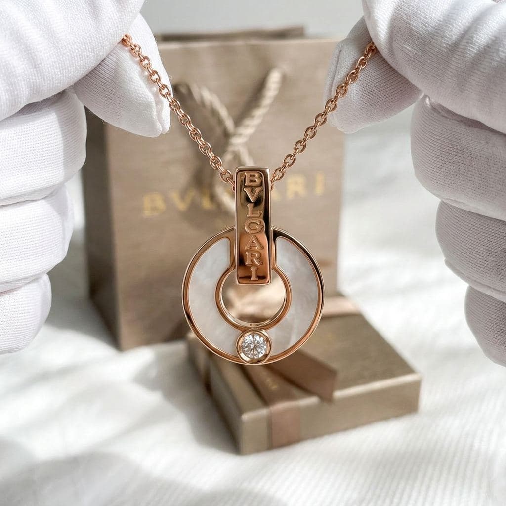Колье BVLGARI BVLGARI с бриллиантом и перламутром