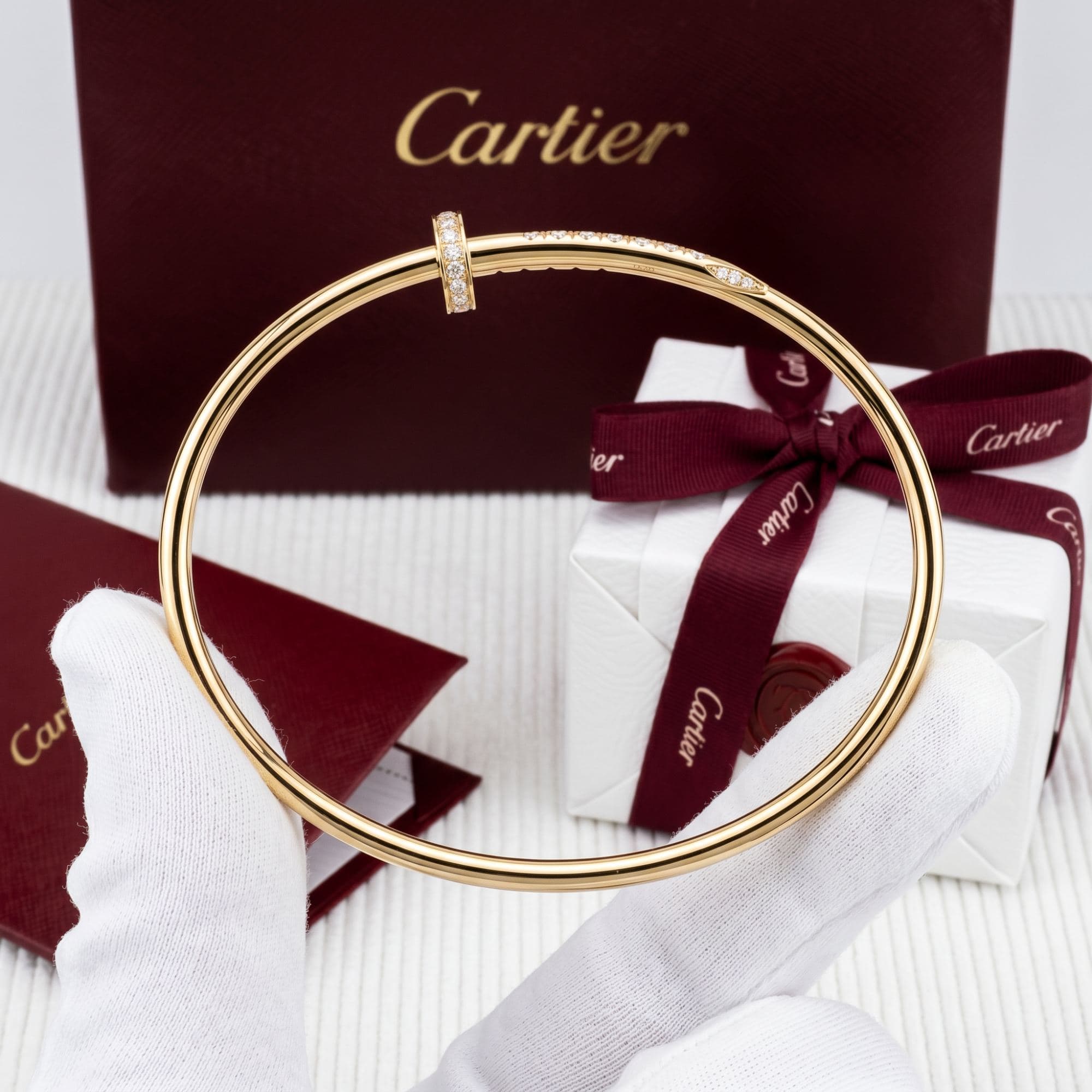 Золотой браслет Cartier Juste un Clou (гвоздь) с бриллиантами, малая модель, обратная закрепка — фото 3