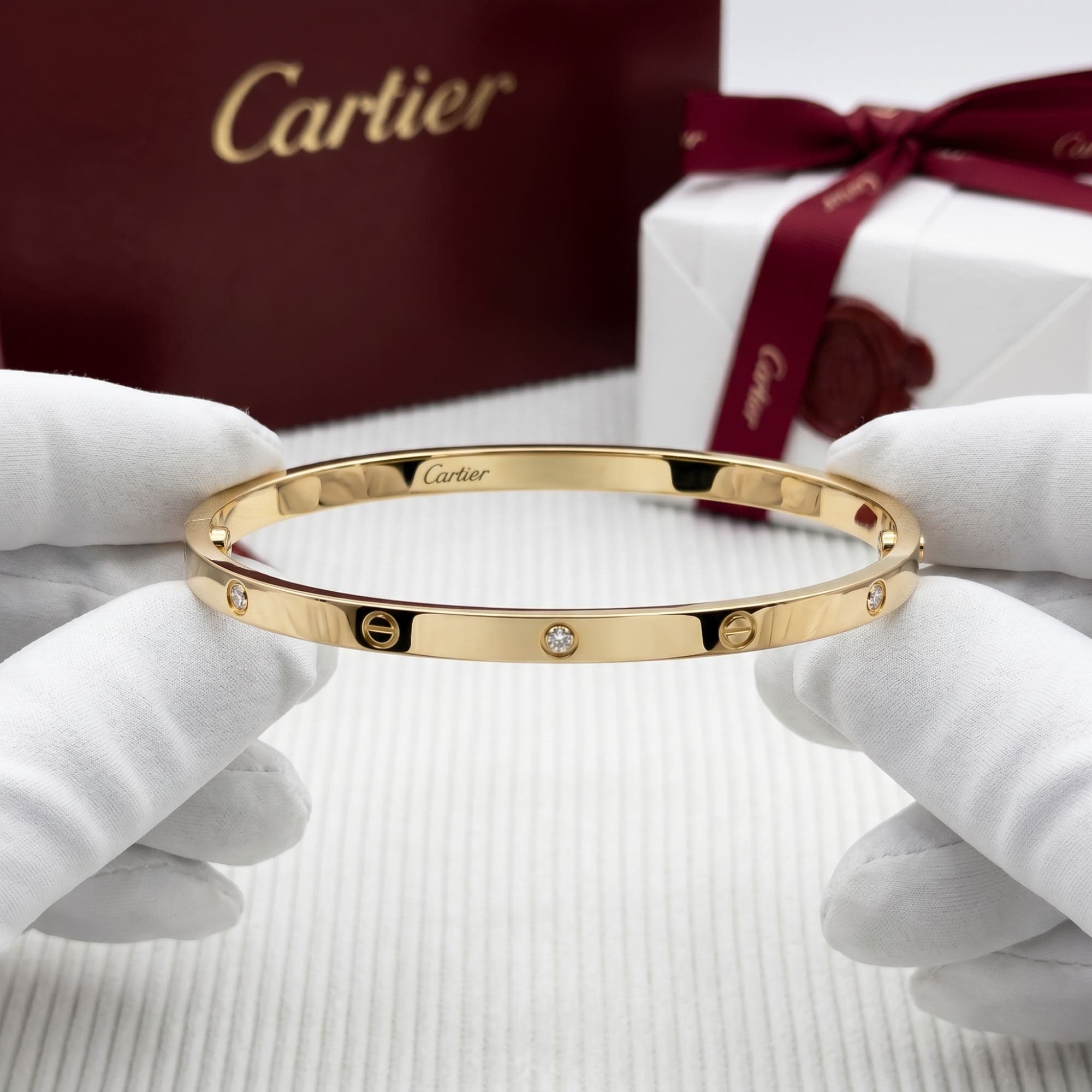 Золотой браслет Cartier Love с бриллиантами, малая модель, 6 бриллиантов, Жёлтое золото