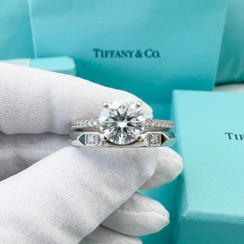 Кольцо Tiffany True с круглым бриллиантом и платиновой дорожкой из бриллиантов
