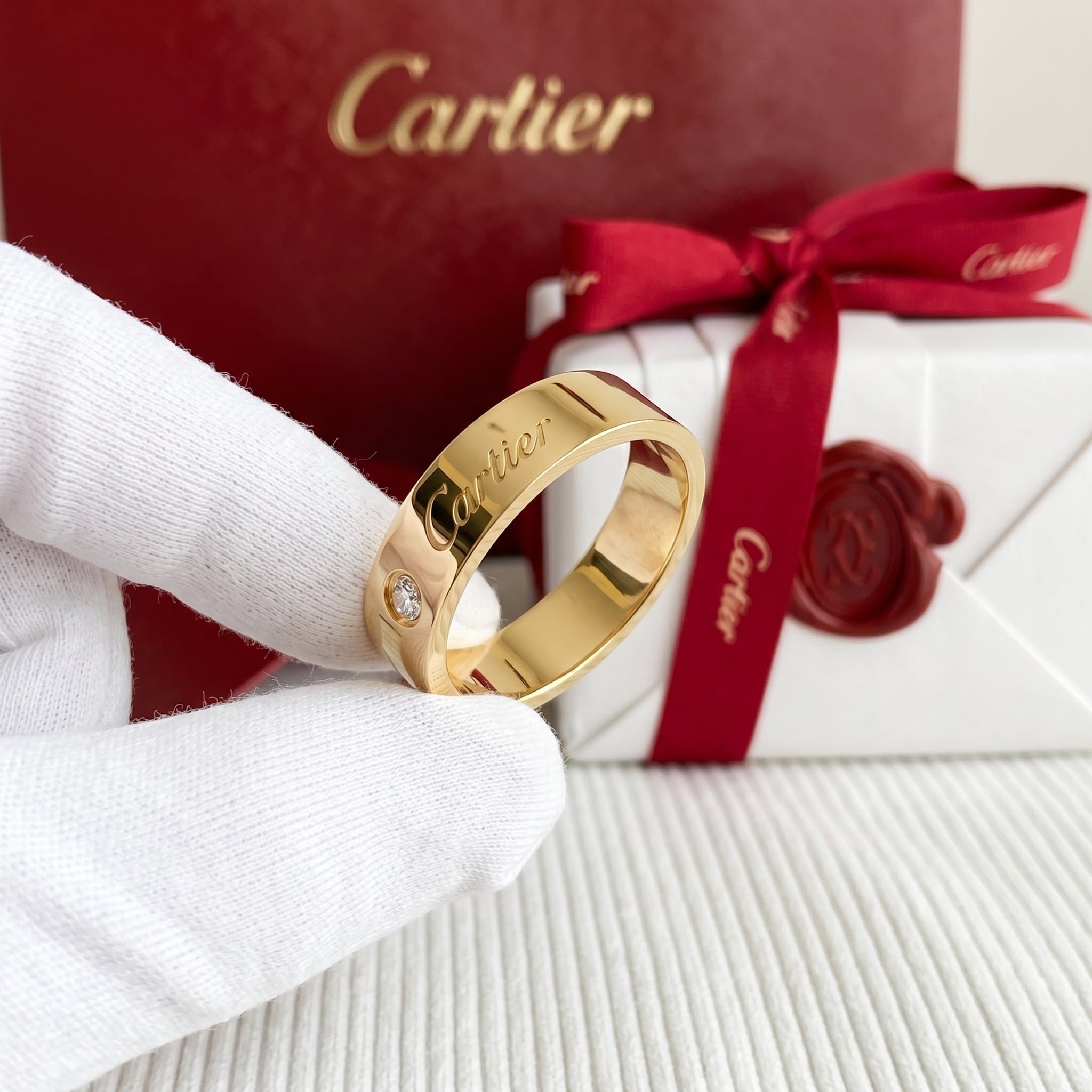 Золотое обручальное кольцо Cartier C de Cartier с бриллиантами, ширина 5 мм, 1 бриллиант