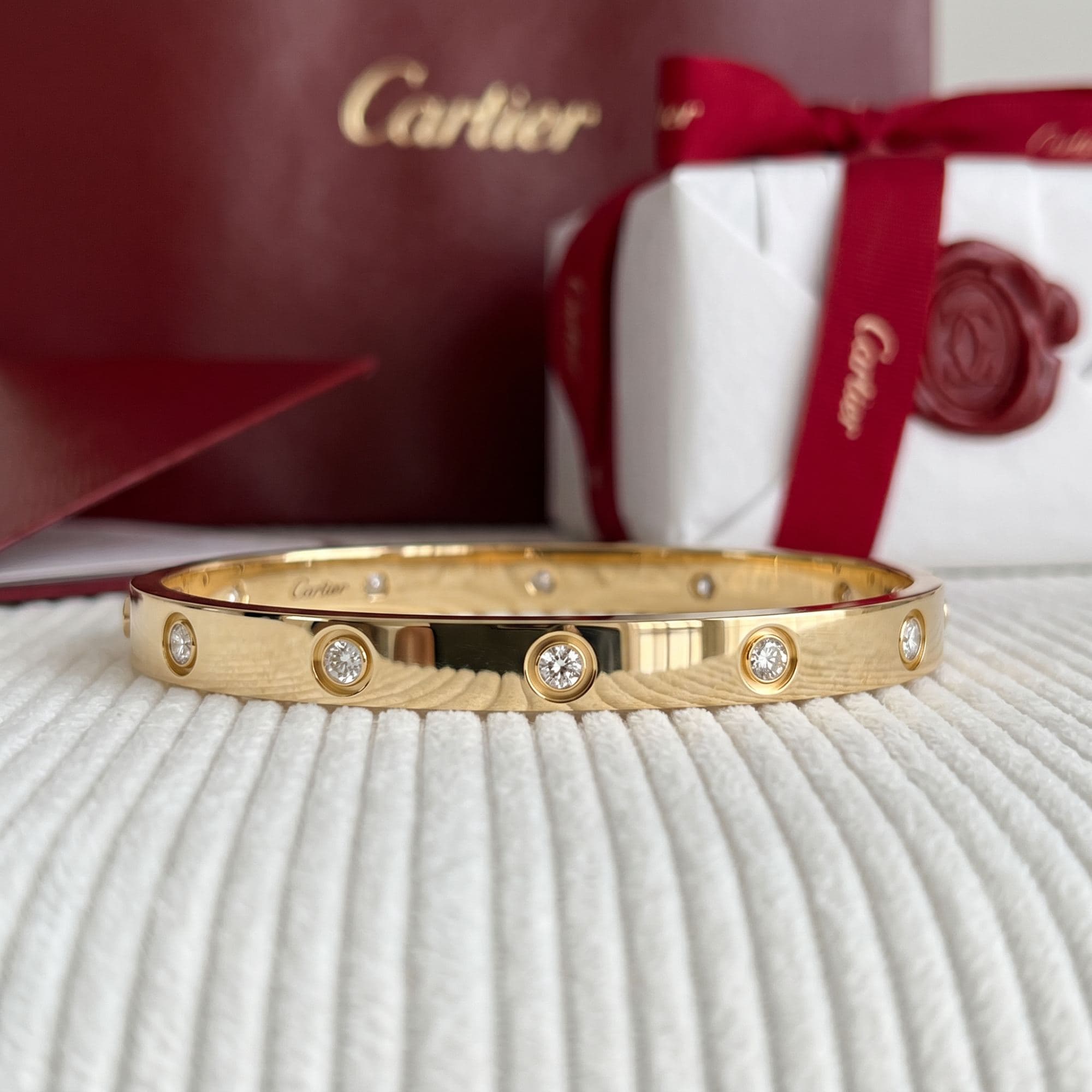 Золотой браслет Cartier Love с бриллиантами, классическая модель, 10 бриллиантов — фото 2