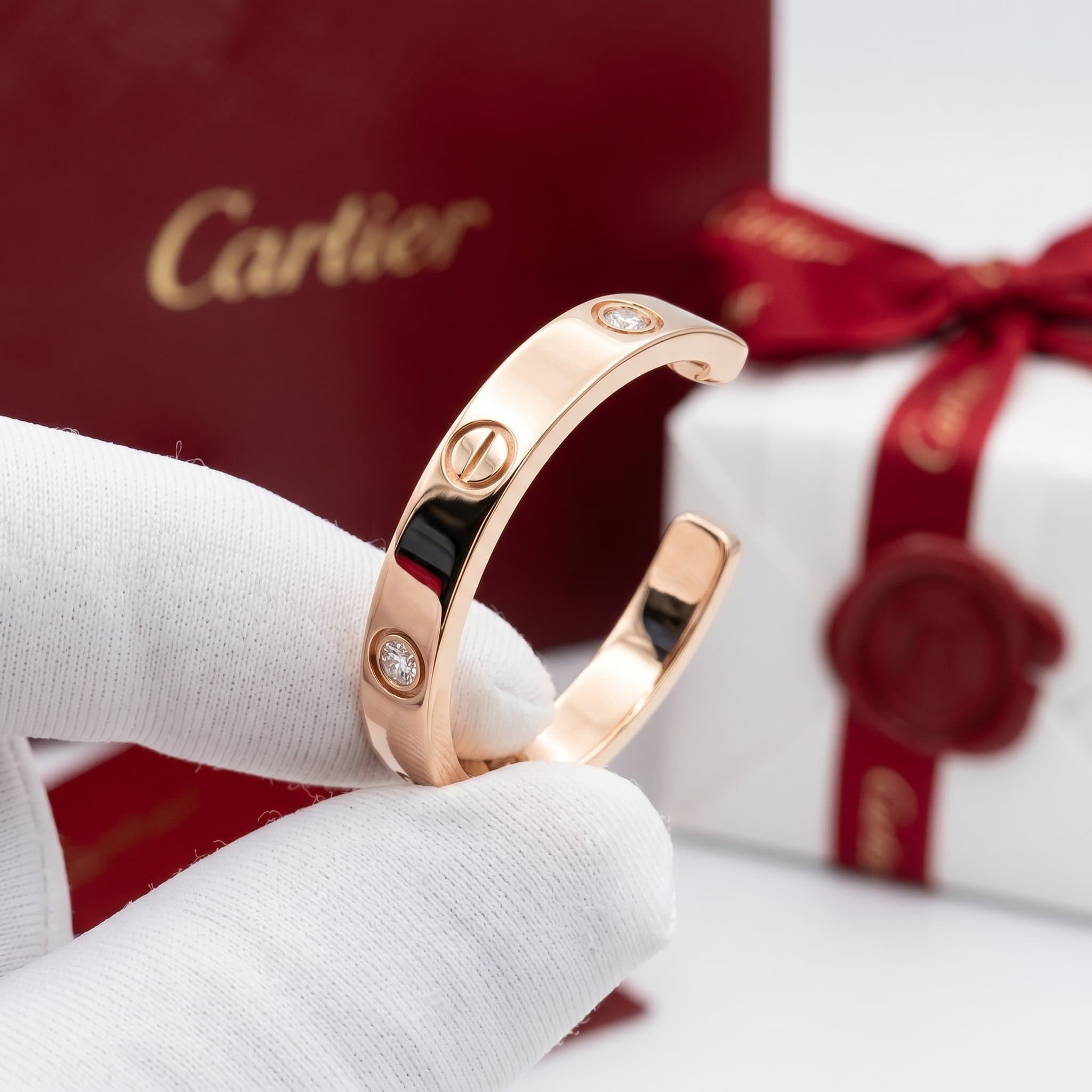 Золотые серьги-кольца Cartier Love с бриллиантами, средняя модель, 6 бриллиантов — фото 2