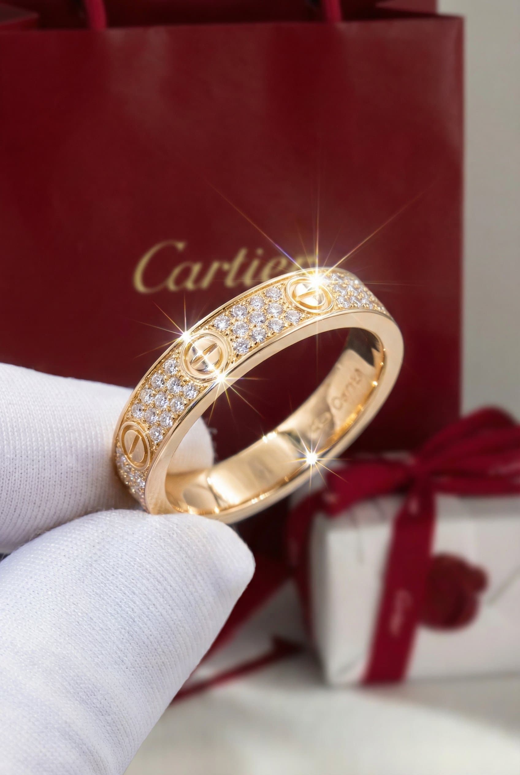 Золотое обручальное кольцо Cartier Love с бриллиантами