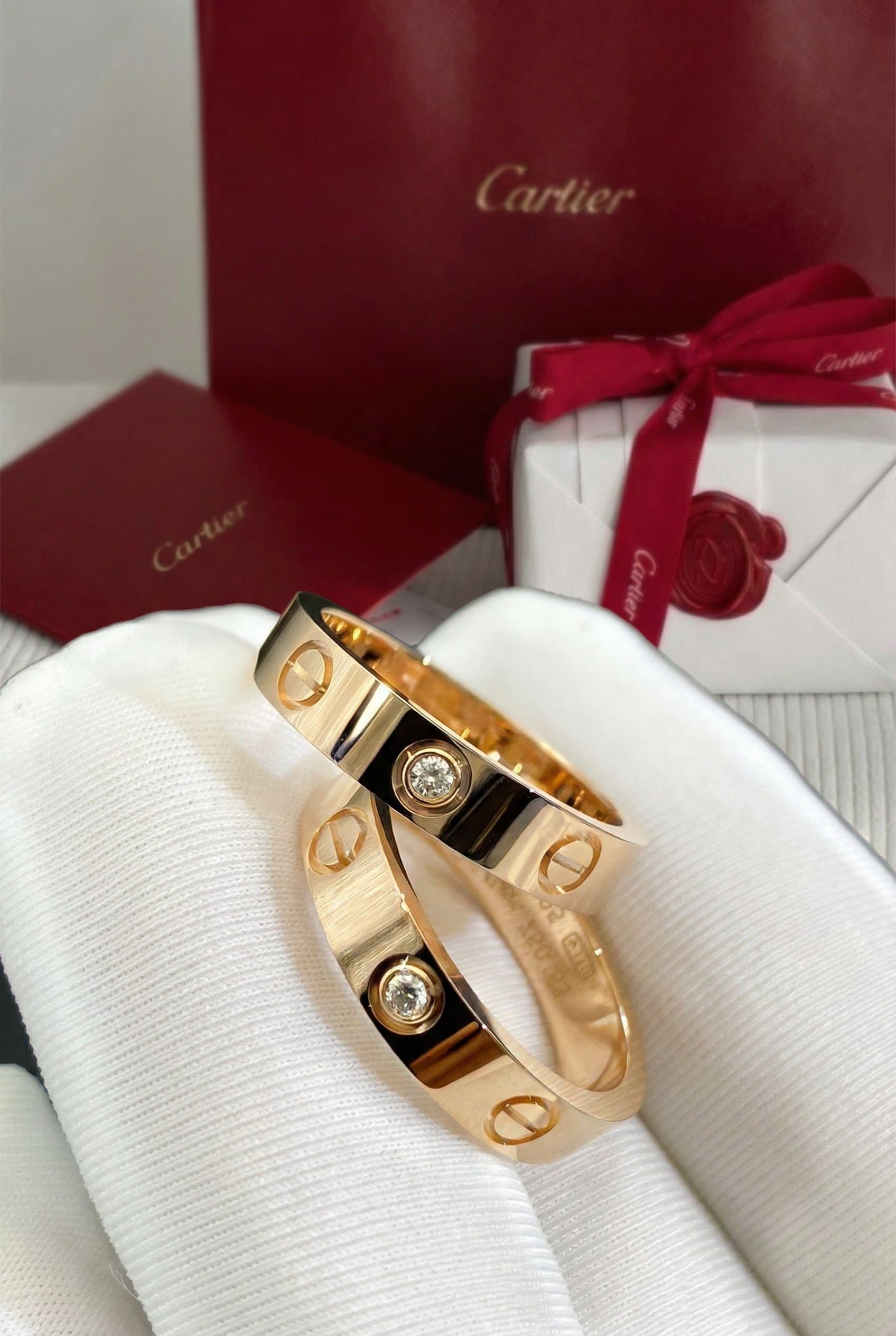 Золотое обручальное кольцо Cartier Love с бриллиантами