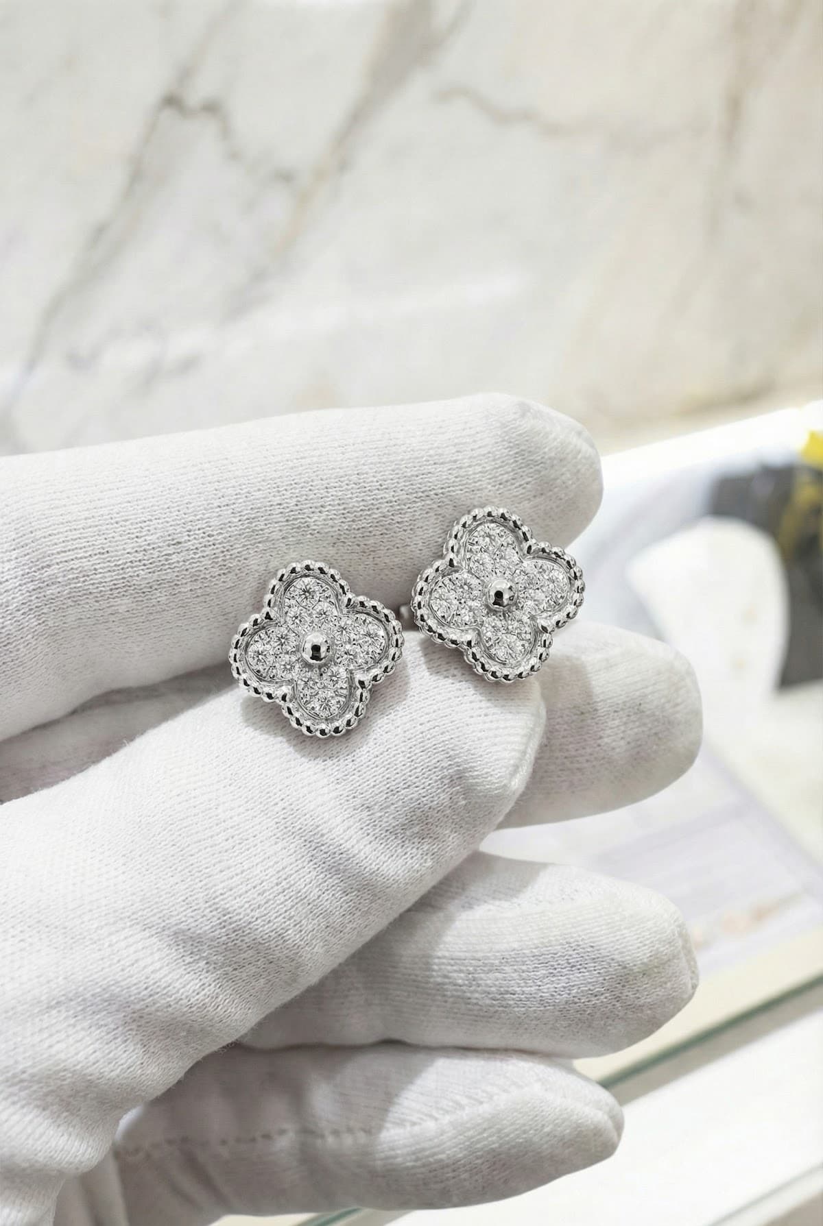 Золотые серьги-пусеты с бриллиантами Van Cleef Alhambra