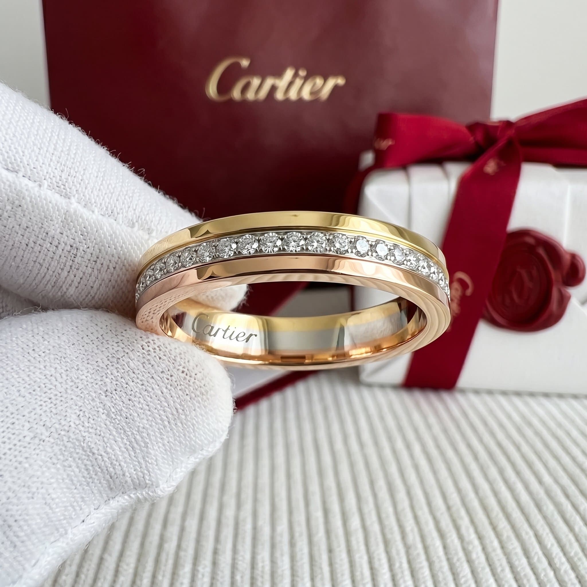 Золотое обручальное кольцо Cartier Vendôme с бриллиантами, ширина 3,5 мм, паве, Белое и жёлтое золото