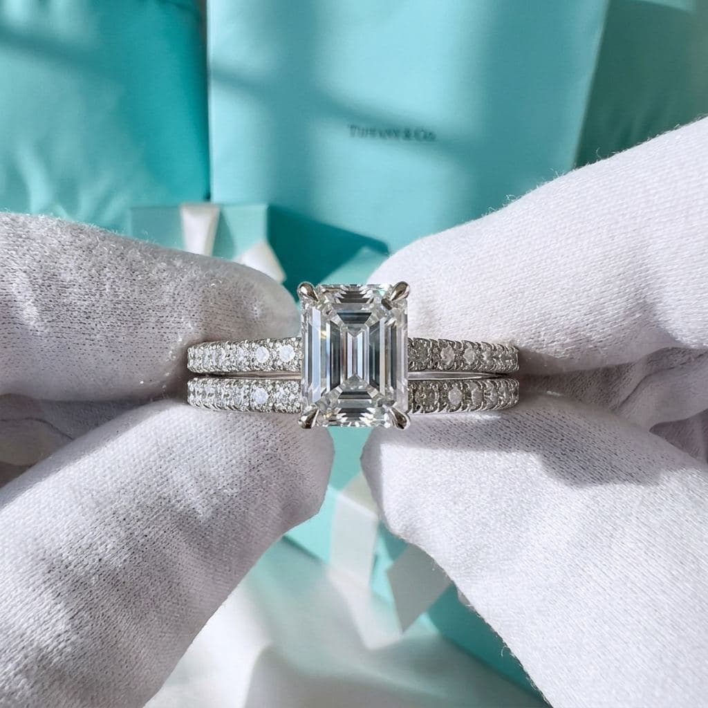 Кольцо Tiffany Novo с центральным бриллиантом огранки emerald и дорожкой из бриллиантов — фото 3