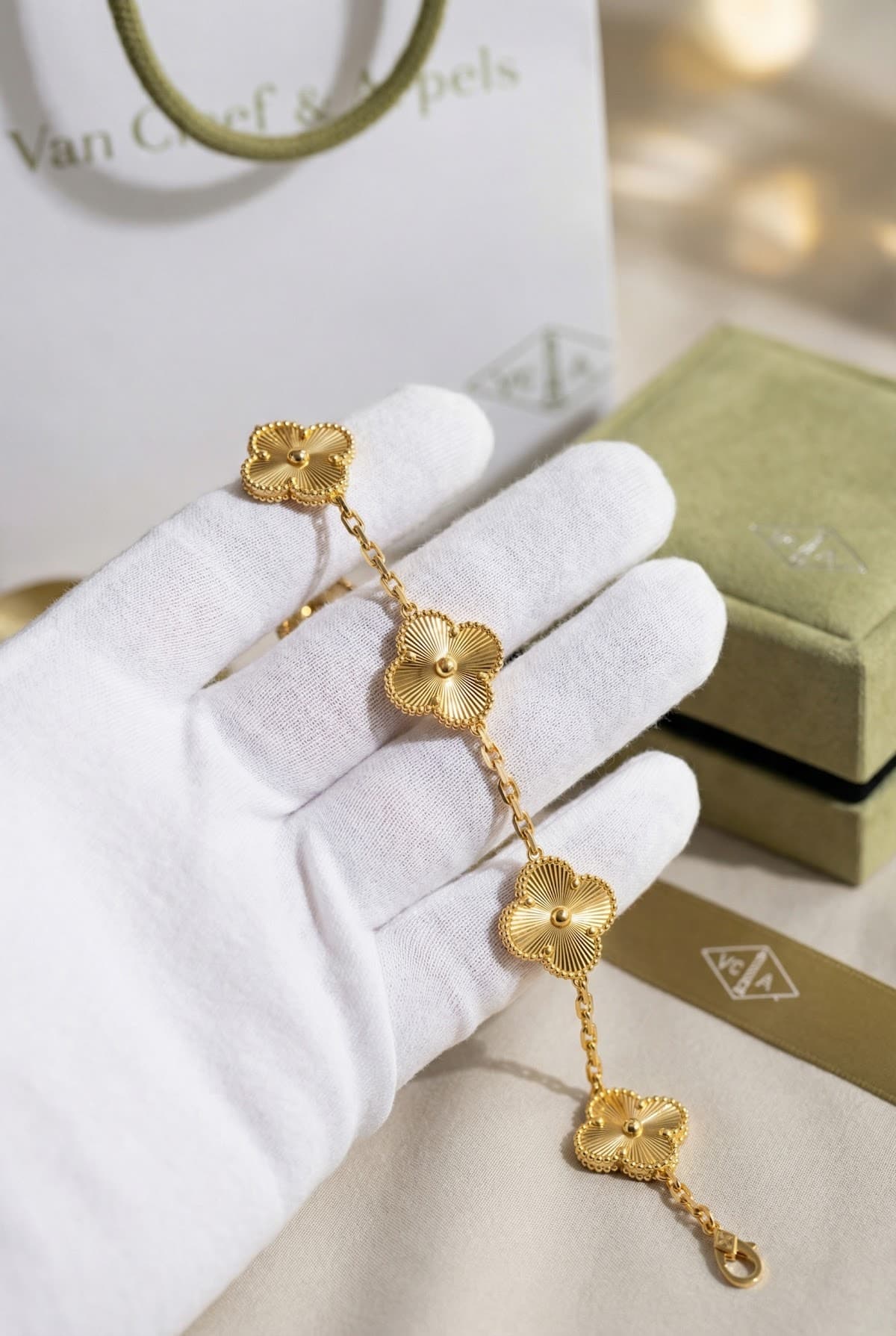 Van Cleef & Arpels Золотой браслет Van Cleef Vintage Alhambra, 5 мотивов